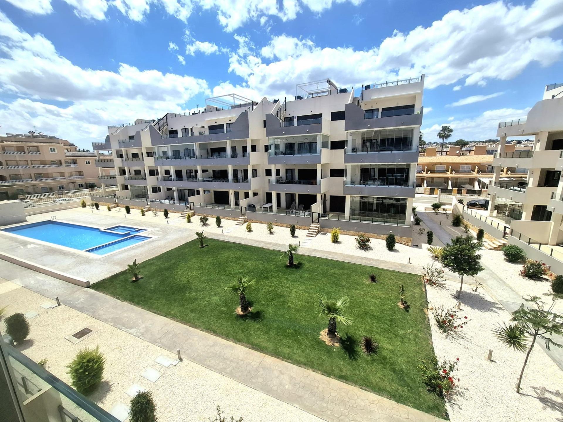 For sale - 3 Bedroom 2 Bathroom Apartment in Orihuela Costa - Villamartin  - Alicante