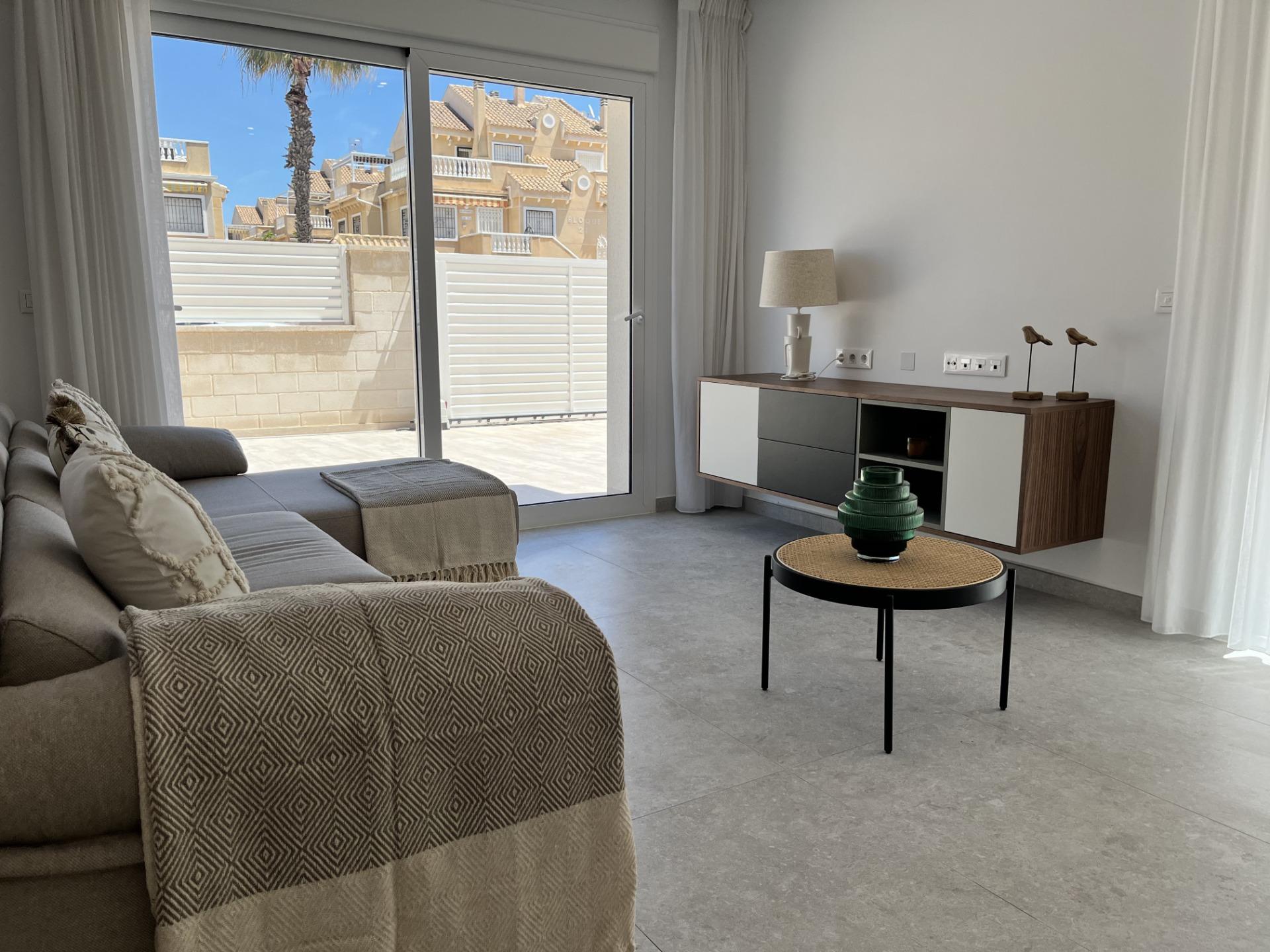 For sale - 3 Bedroom 2 Bathroom Apartment in Torrevieja - aguas nuevas  - Alicante