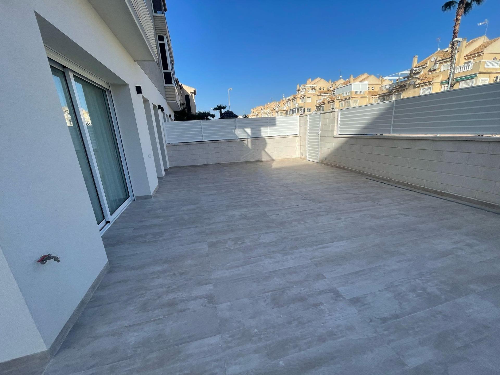 For sale - 3 Bedroom 2 Bathroom Apartment in Torrevieja - aguas nuevas  - Alicante