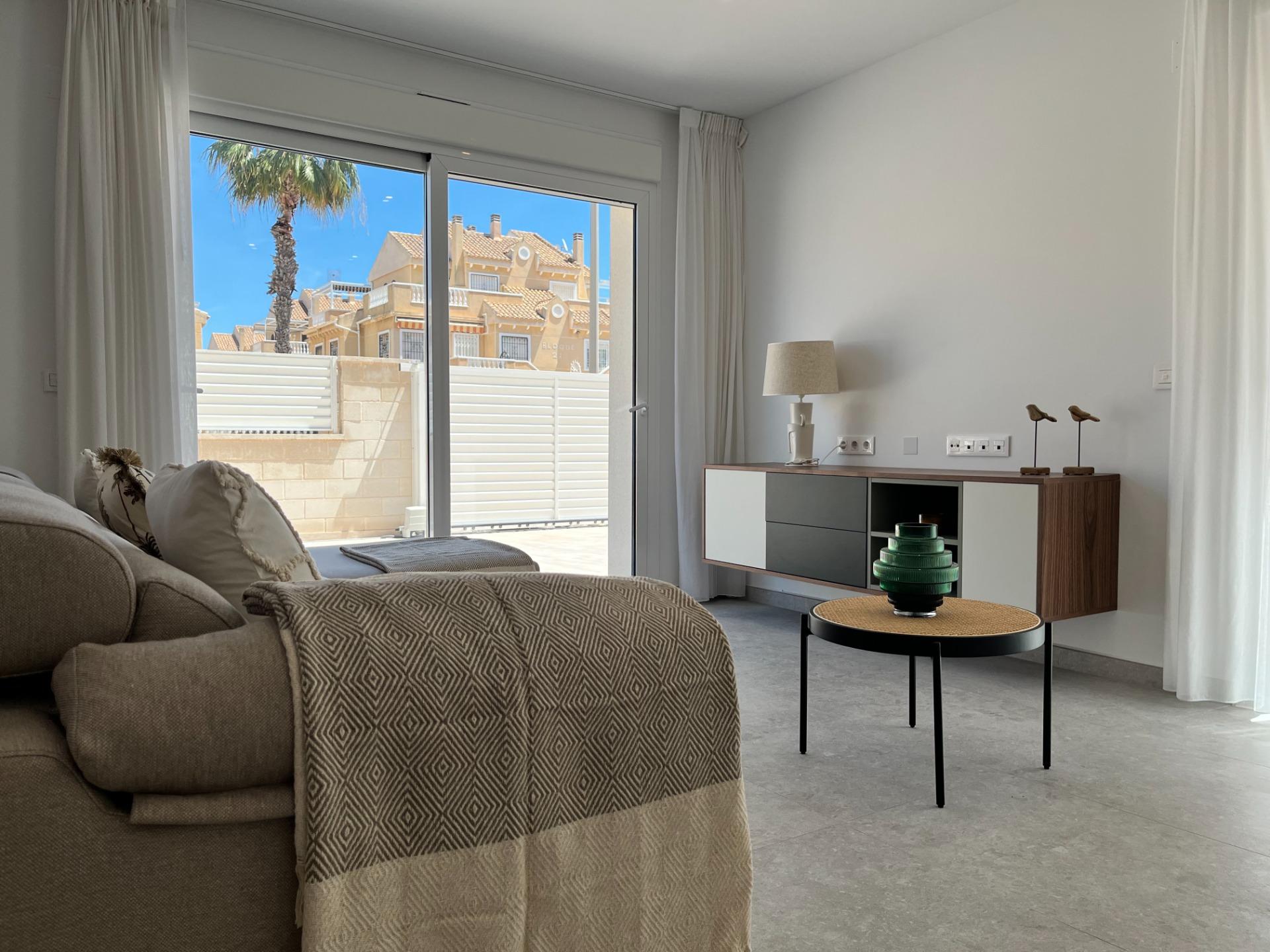 For sale - 3 Bedroom 2 Bathroom Apartment in Torrevieja - aguas nuevas  - Alicante