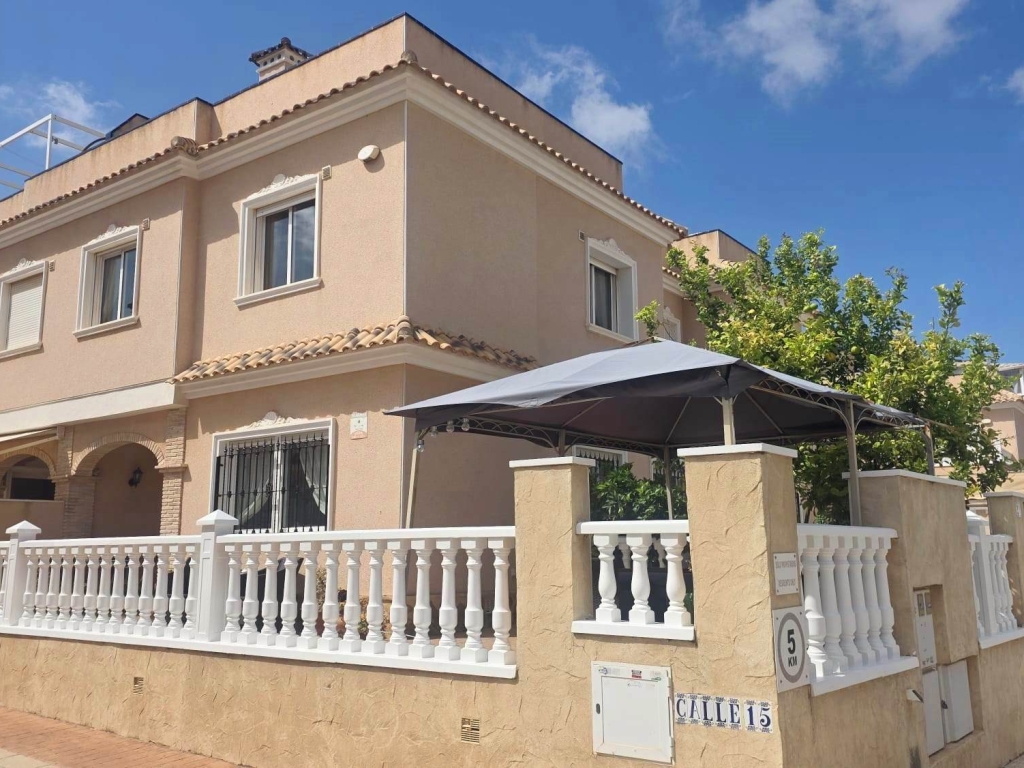 3 Bedroom 2 Bathroom Villa in Villamartin