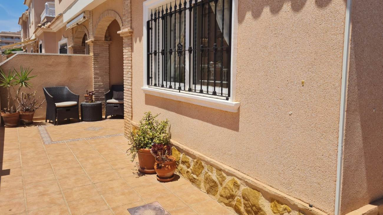 For sale - 3 Bedroom 2 Bathroom Villa in Villamartin - Costa Blanca  - Alicante