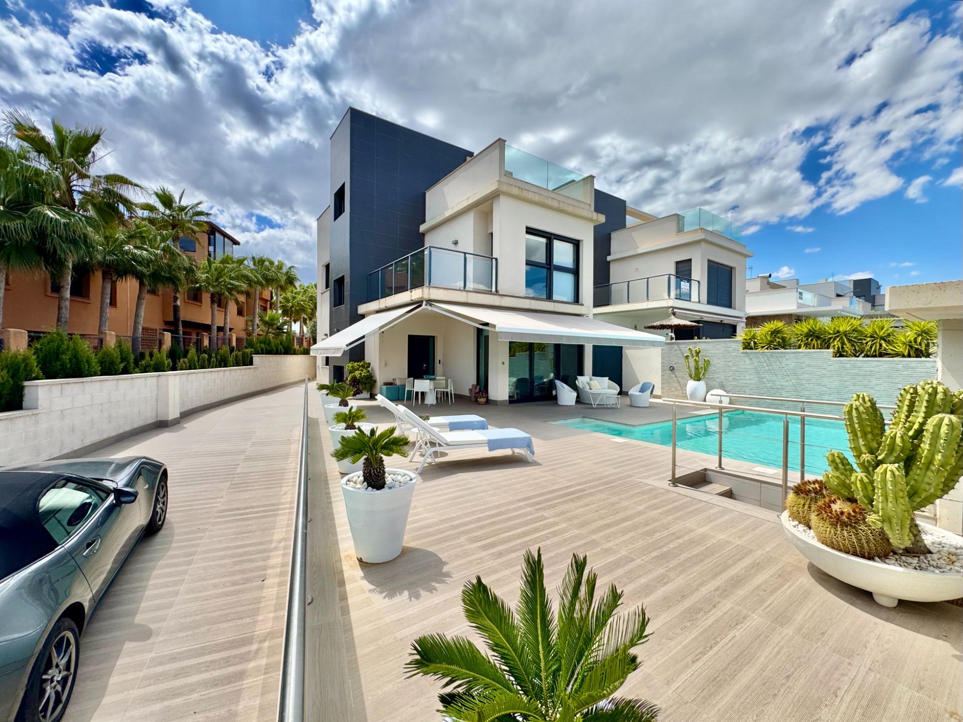 For sale - 4 Bedroom 3 Bathroom Villa in San Miguel de Salinas - Bellavista  - Alicante