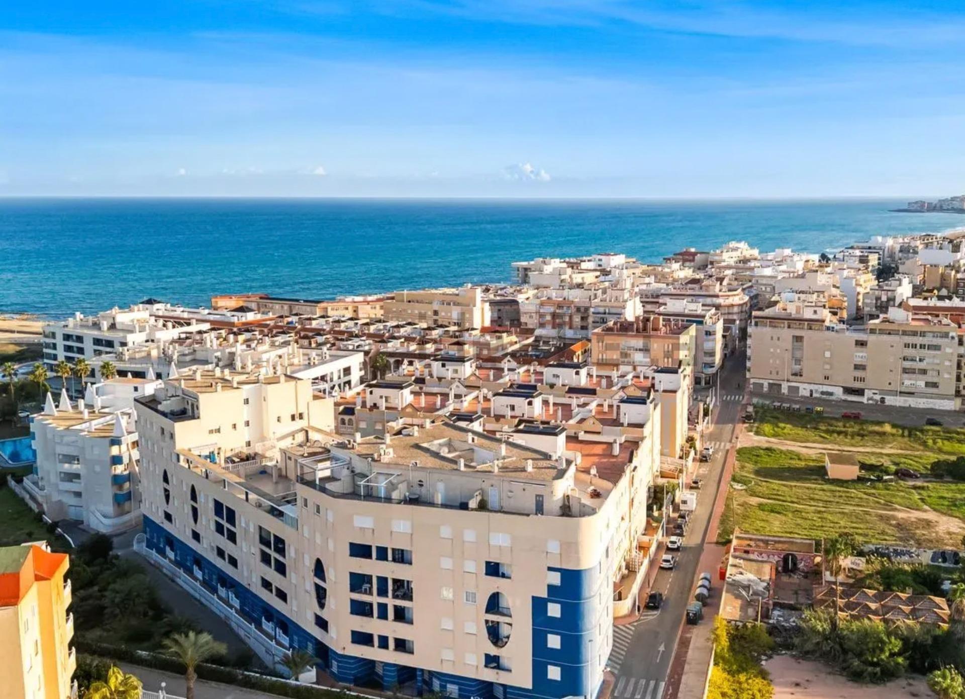 For sale - 2 Bedroom 1 Bathroom Apartment in La Mata - Gaspar Perrelló  - Alicante
