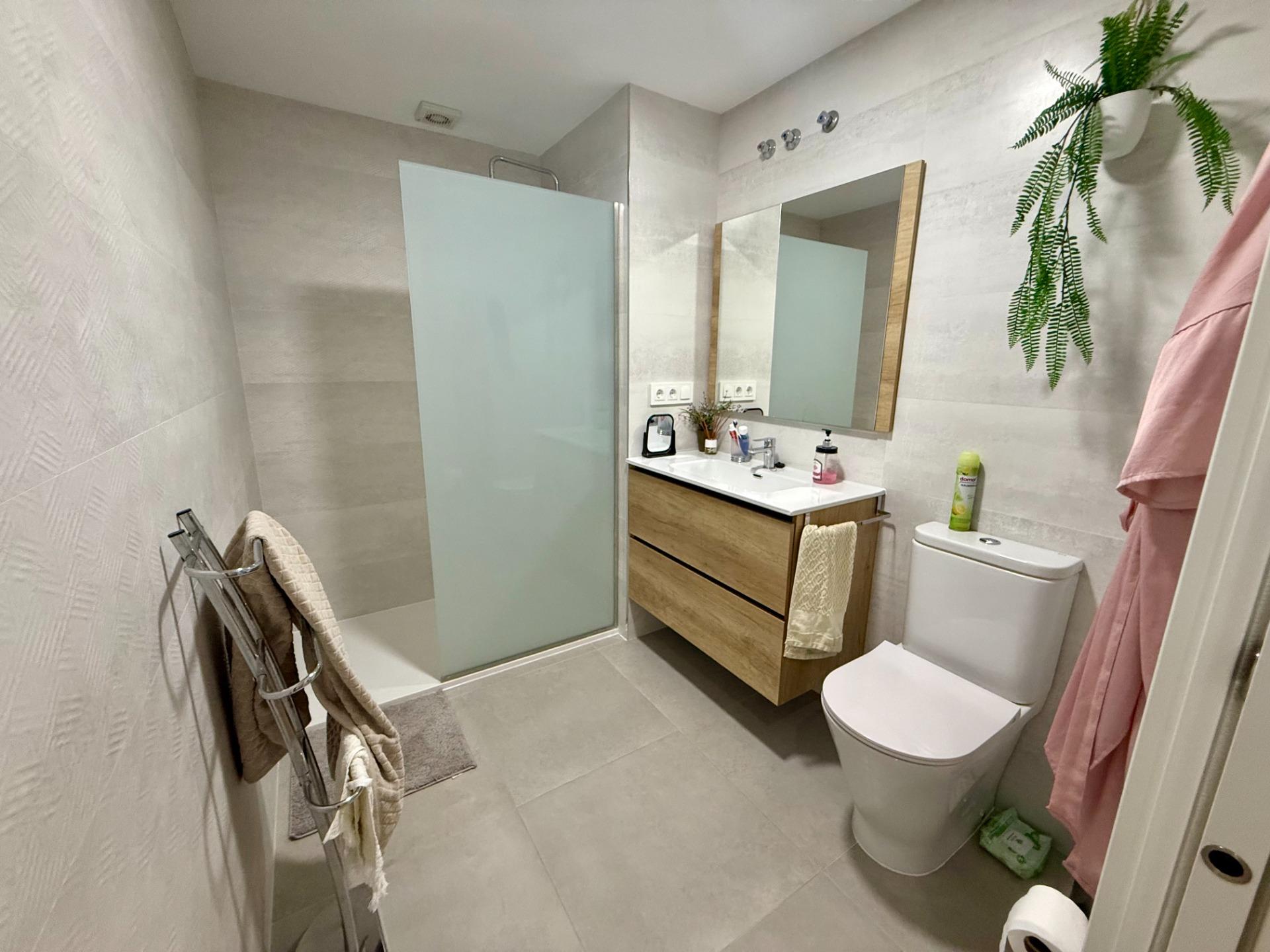 For sale - 3 Bedroom 2 Bathroom Apartment in Torrevieja - Centro  - Alicante
