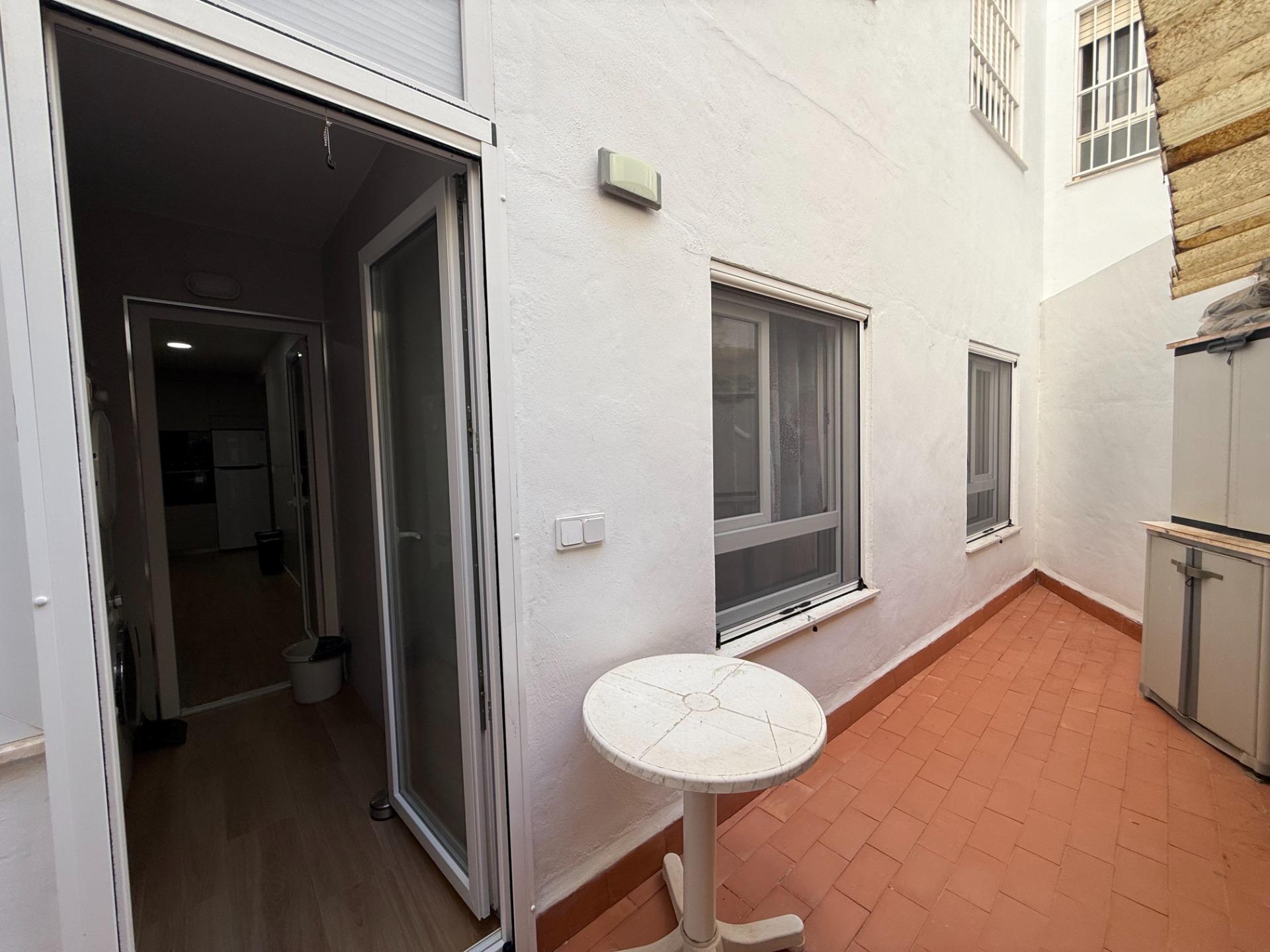 For sale - 3 Bedroom 2 Bathroom Apartment in Torrevieja - Centro  - Alicante