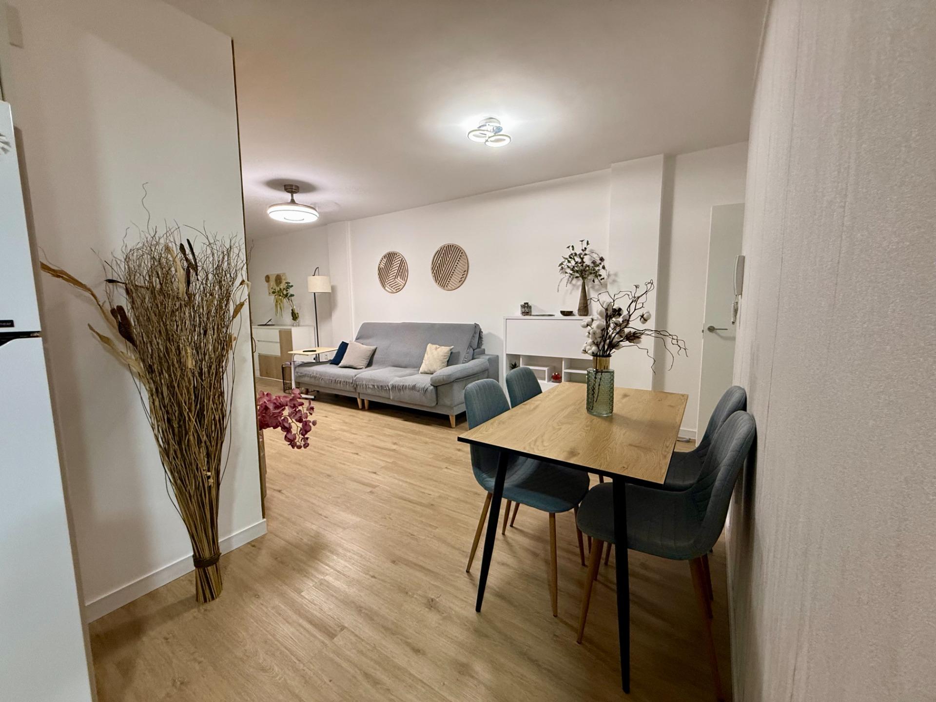 For sale - 3 Bedroom 2 Bathroom Apartment in Torrevieja - Centro  - Alicante
