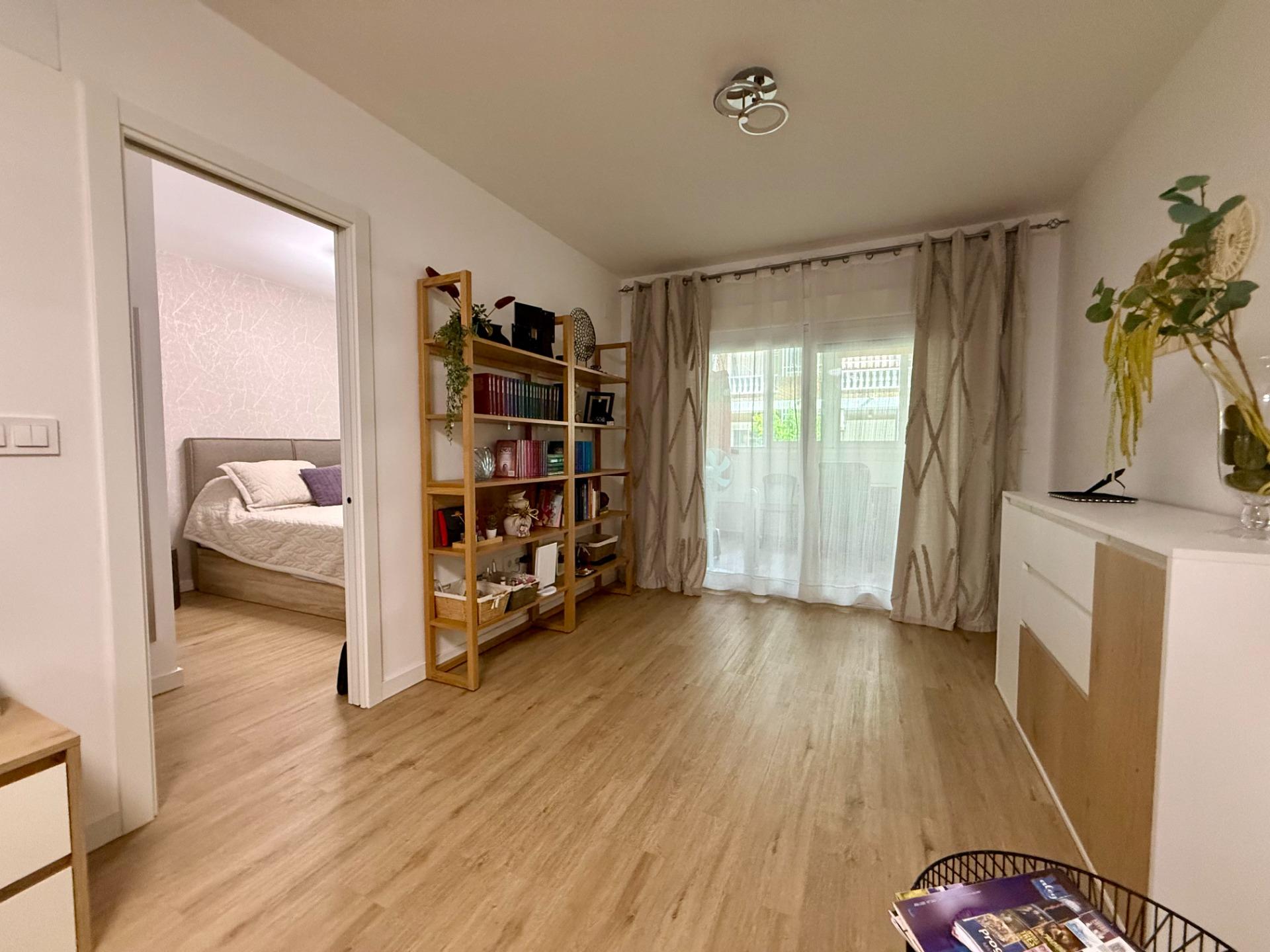 For sale - 3 Bedroom 2 Bathroom Apartment in Torrevieja - Centro  - Alicante