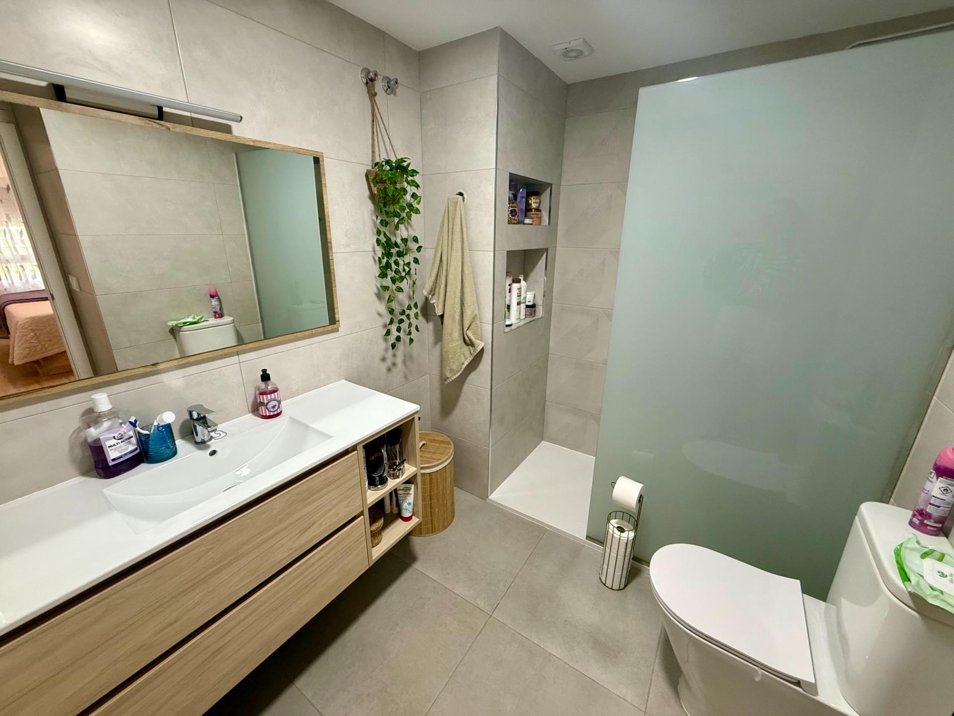 For sale - 3 Bedroom 2 Bathroom Apartment in Torrevieja - Centro  - Alicante