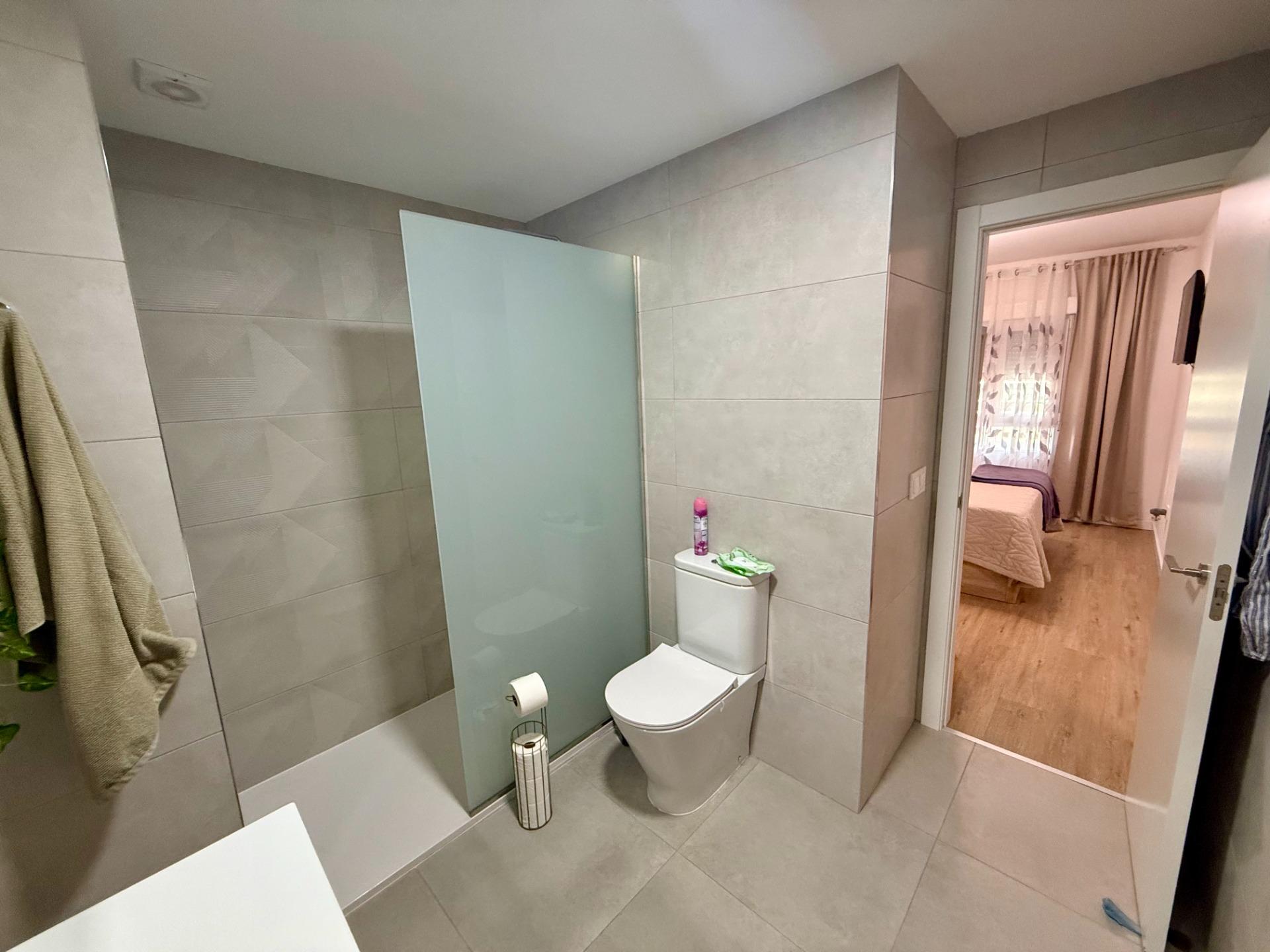 For sale - 3 Bedroom 2 Bathroom Apartment in Torrevieja - Centro  - Alicante