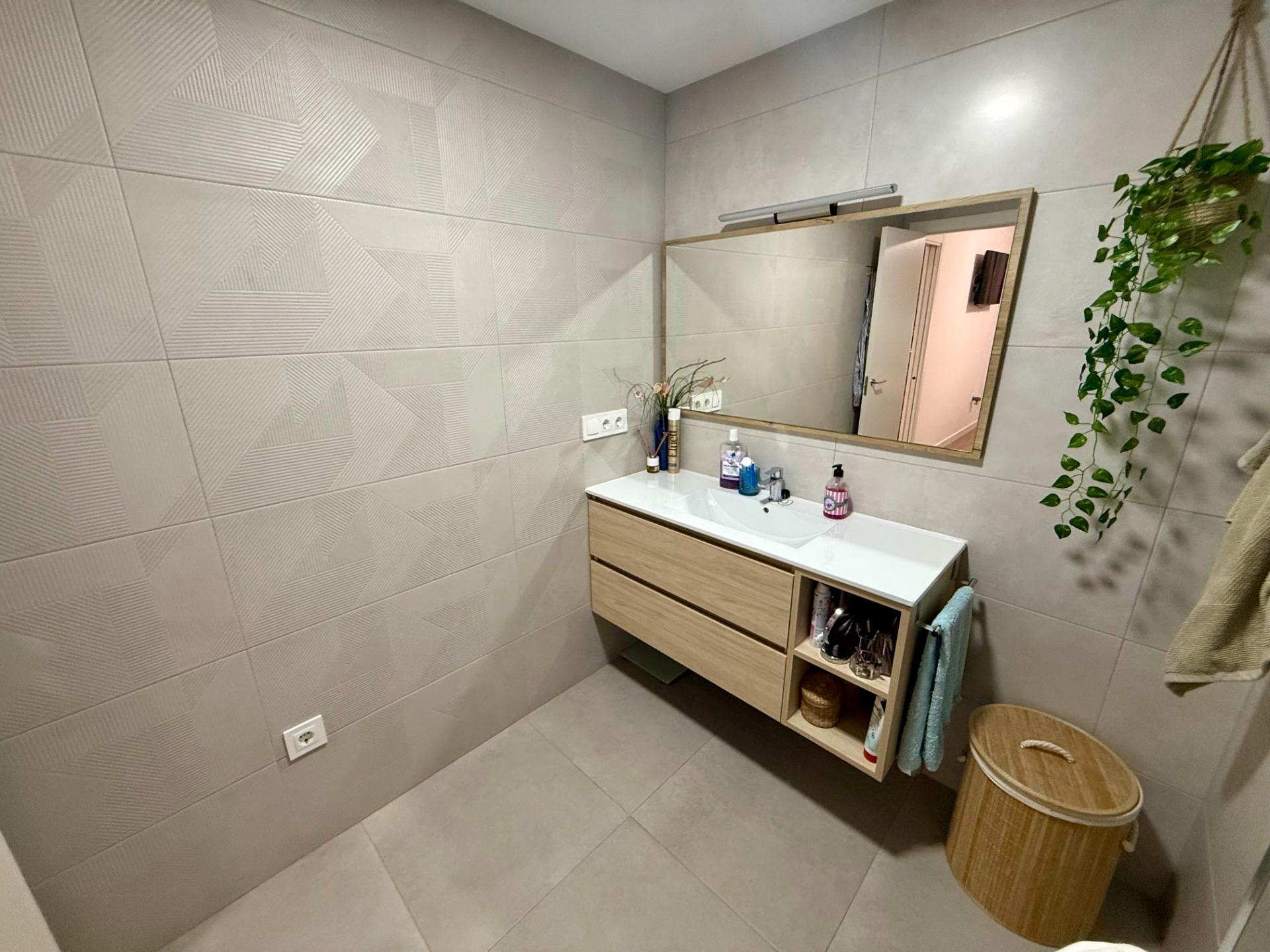 For sale - 3 Bedroom 2 Bathroom Apartment in Torrevieja - Centro  - Alicante