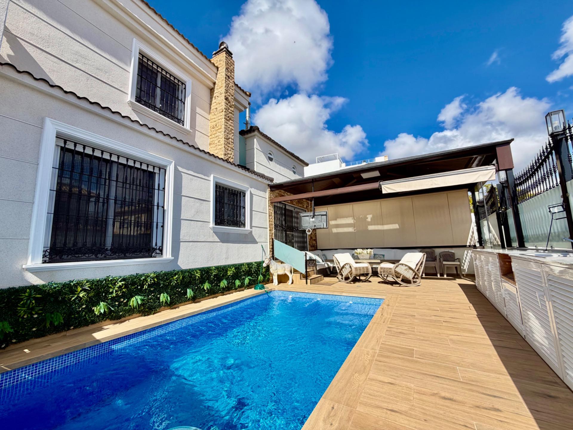 For sale - 4 Bedroom 3 Bathroom Semi Detached in La Zenia  - La Zenia  - Alicante