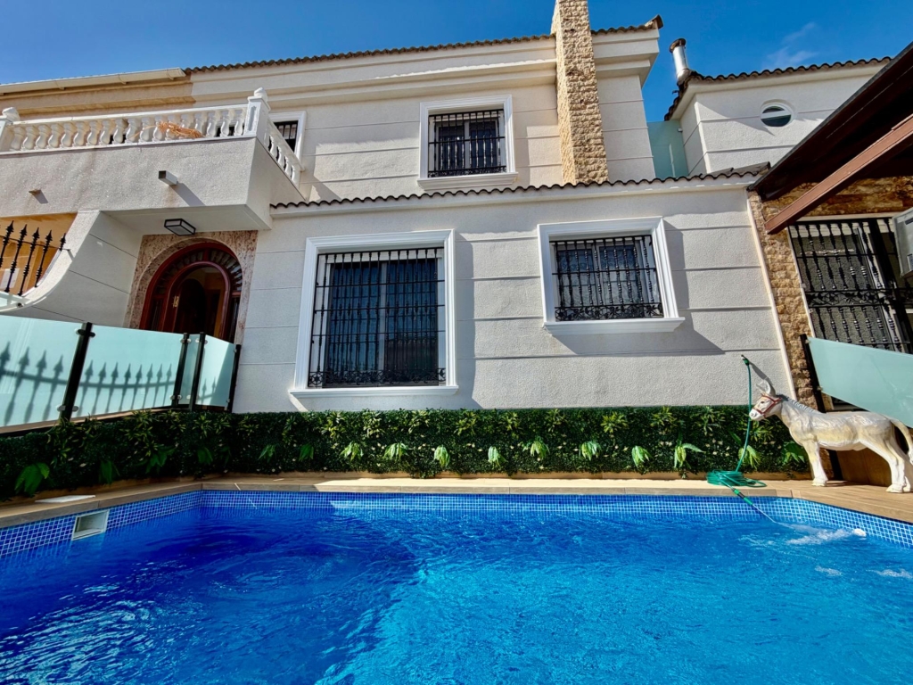 4 Bedroom 3 Bathroom Semi Detached in La Zenia 