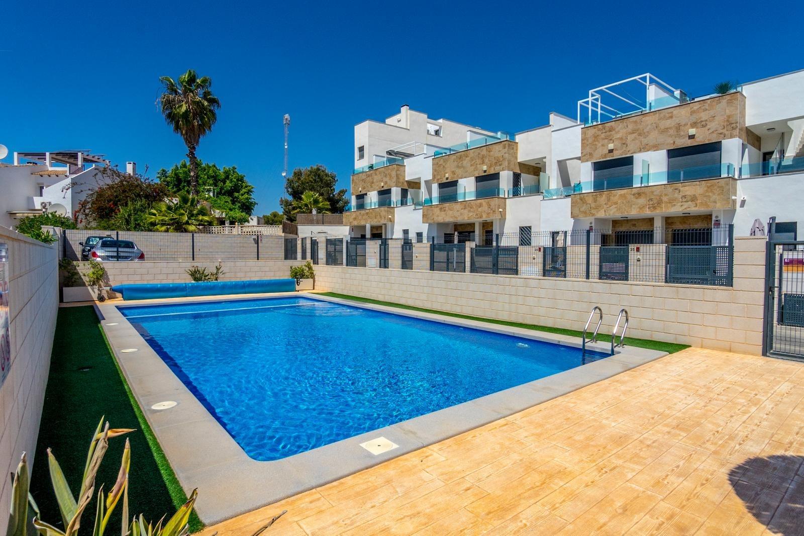 For sale - 3 Bedroom 3 Bathroom Town House in Villamartin - Orihuela Costa  - Alicante