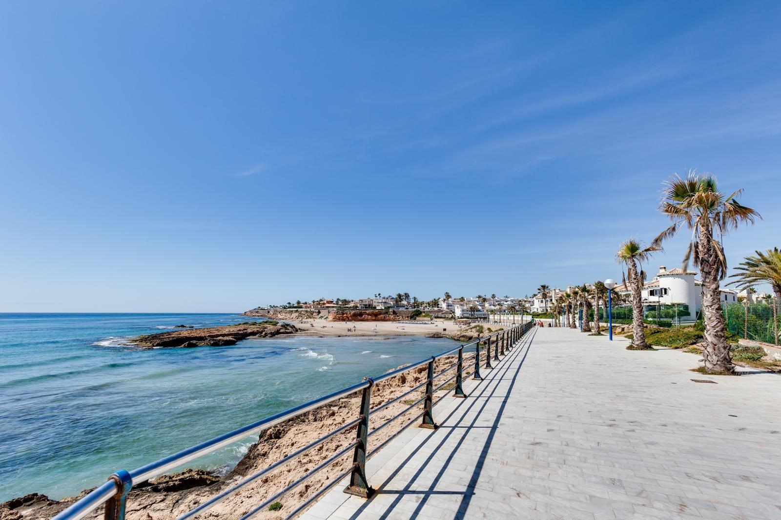 For sale - 3 Bedroom 3 Bathroom Town House in Villamartin - Orihuela Costa  - Alicante