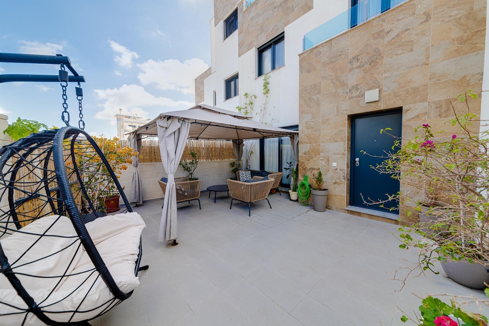 For sale - 3 Bedroom 3 Bathroom Town House in Villamartin - Orihuela Costa  - Alicante