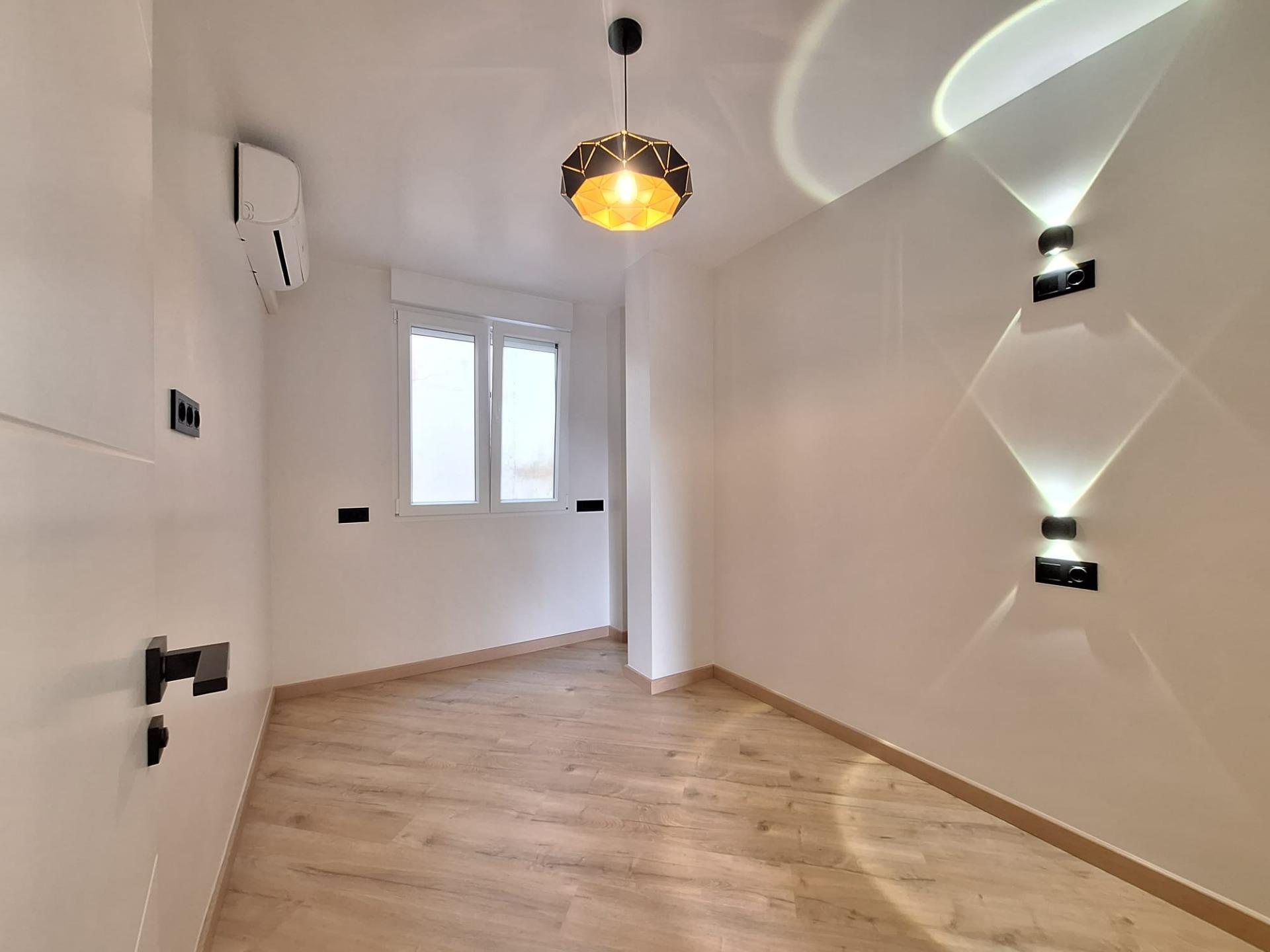 For sale - 3 Bedroom 2 Bathroom Apartment in Torrevieja - Playa De Los Locos  - Alicante