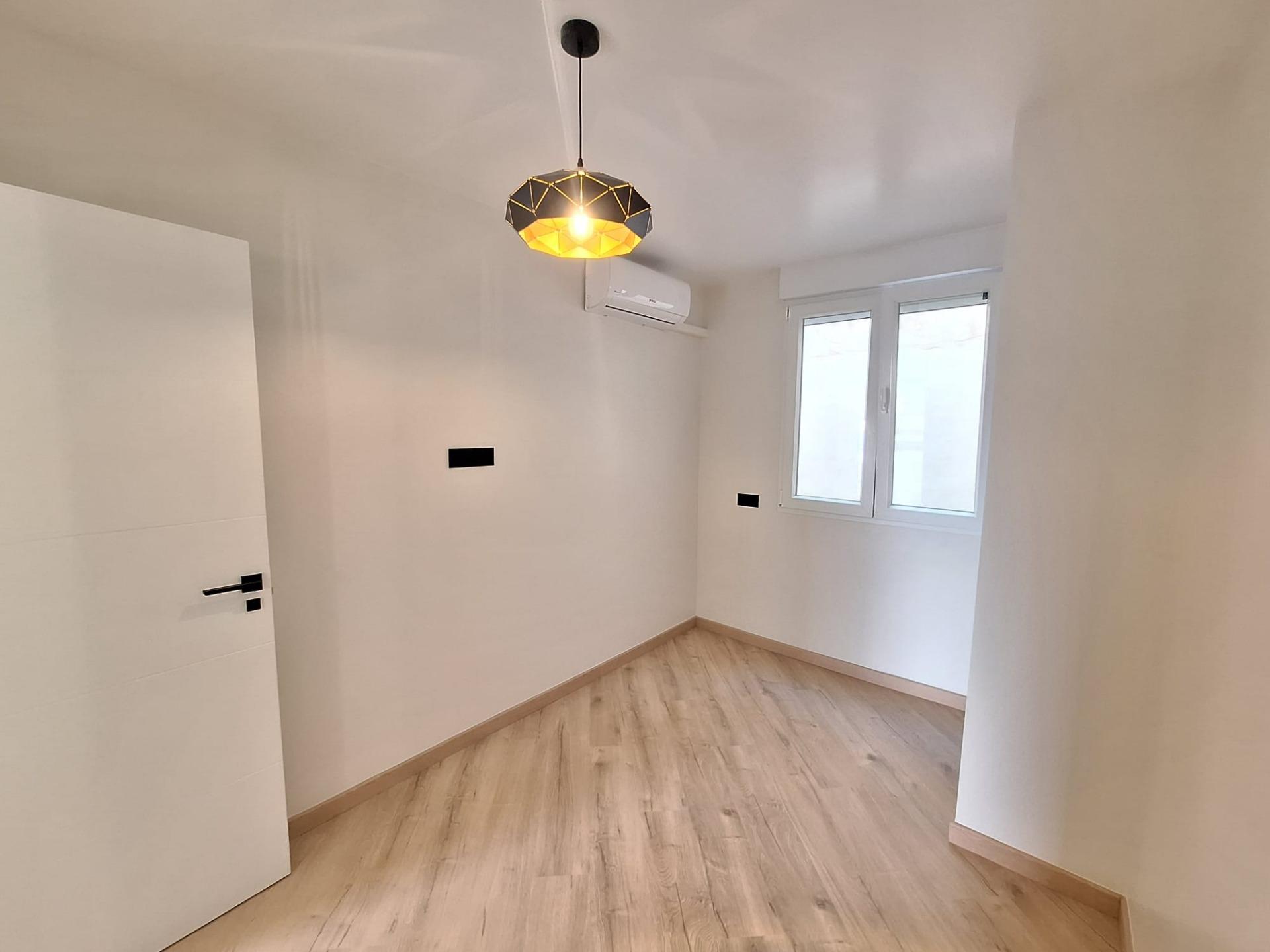 For sale - 3 Bedroom 2 Bathroom Apartment in Torrevieja - Playa De Los Locos  - Alicante