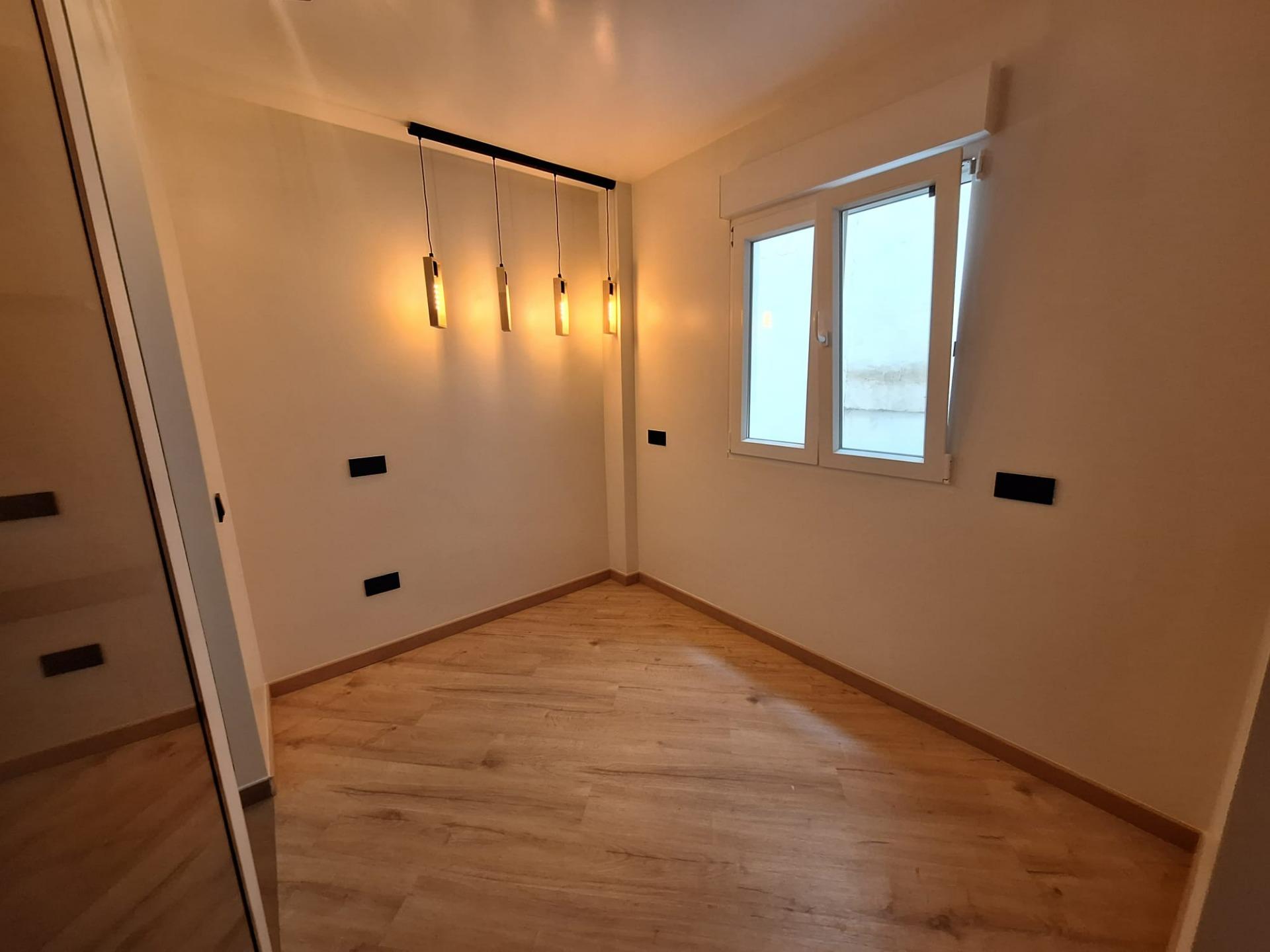 For sale - 3 Bedroom 2 Bathroom Apartment in Torrevieja - Playa De Los Locos  - Alicante