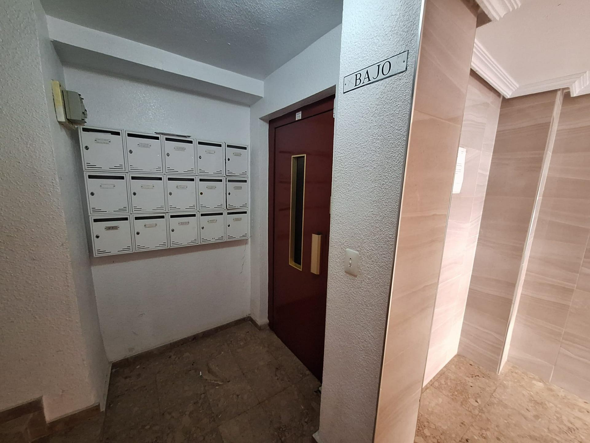 For sale - 3 Bedroom 2 Bathroom Apartment in Torrevieja - Playa De Los Locos  - Alicante