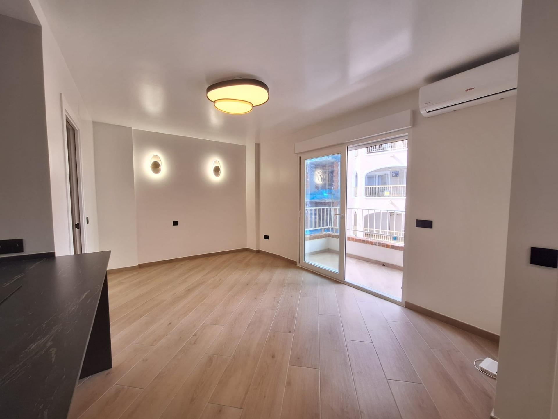 For sale - 3 Bedroom 2 Bathroom Apartment in Torrevieja - Playa De Los Locos  - Alicante
