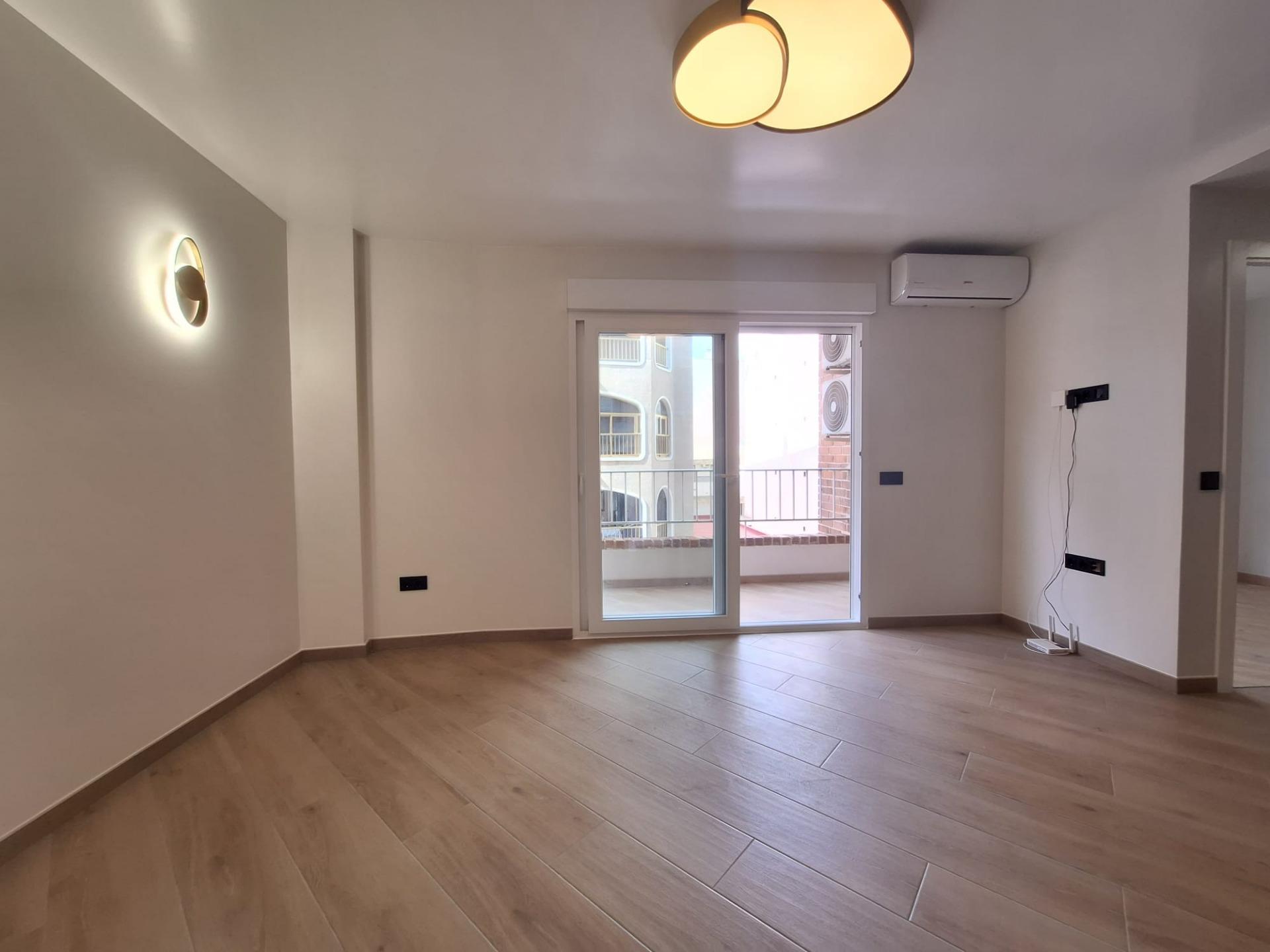 For sale - 3 Bedroom 2 Bathroom Apartment in Torrevieja - Playa De Los Locos  - Alicante