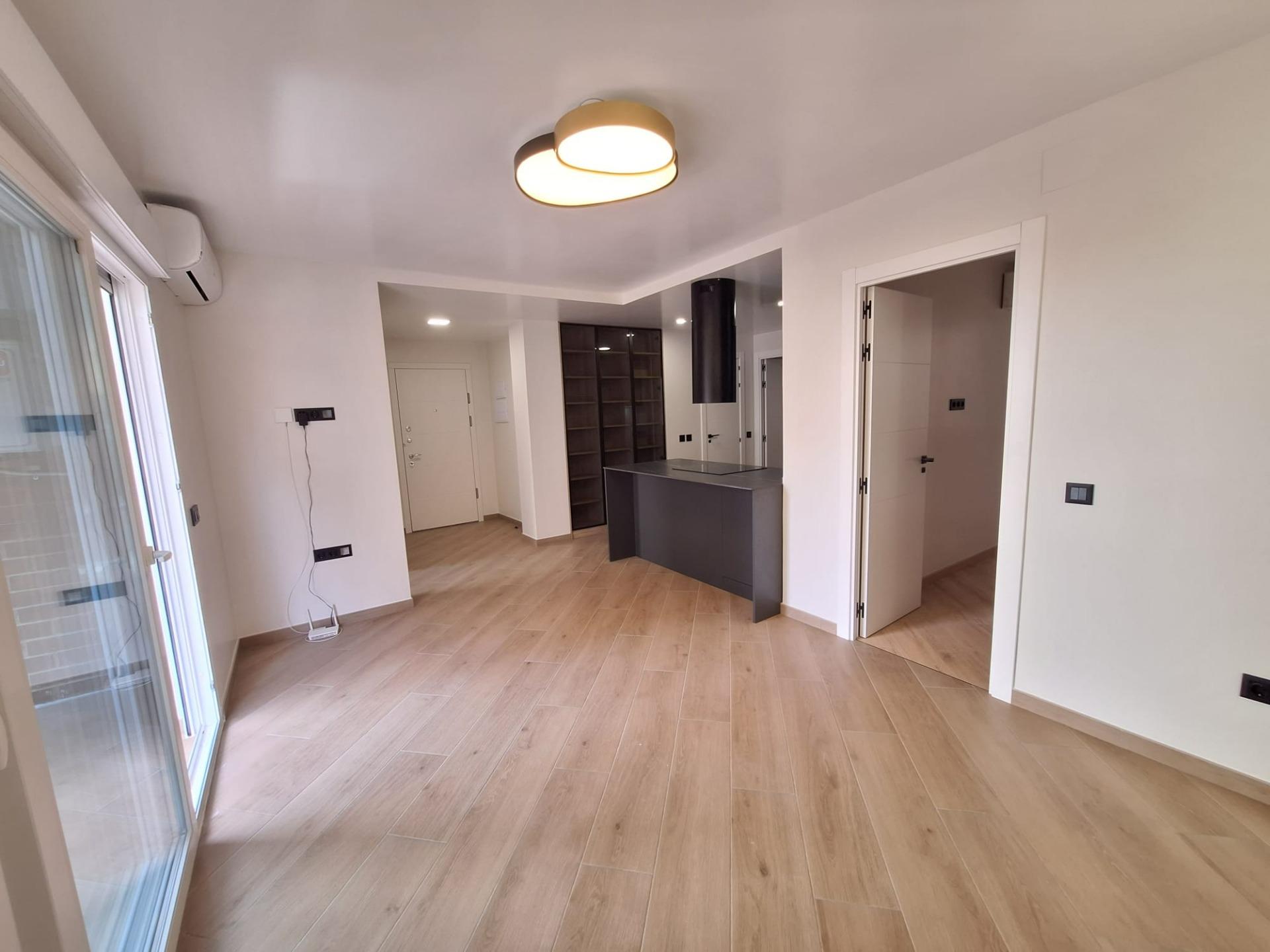 For sale - 3 Bedroom 2 Bathroom Apartment in Torrevieja - Playa De Los Locos  - Alicante