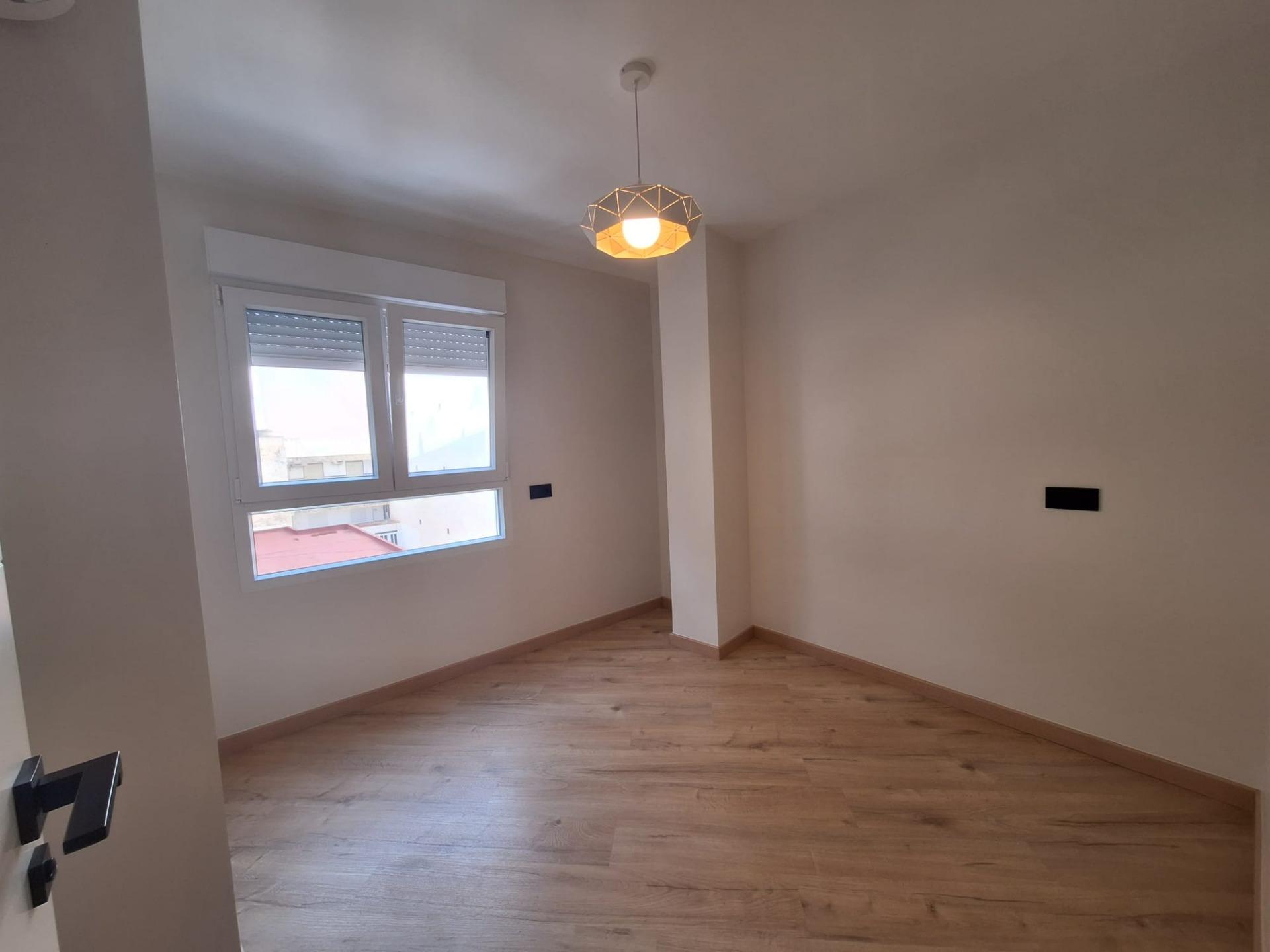 For sale - 3 Bedroom 2 Bathroom Apartment in Torrevieja - Playa De Los Locos  - Alicante