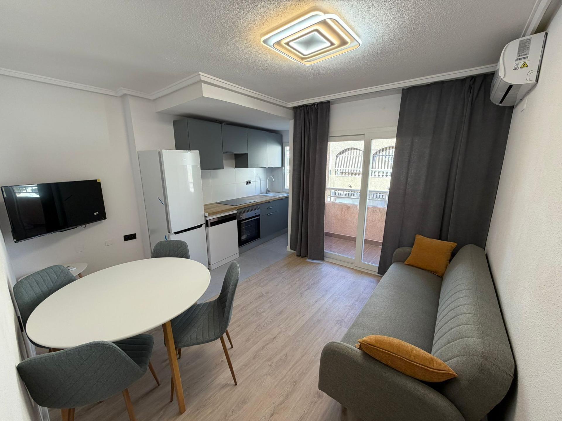 For sale - 2 Bedroom 1 Bathroom Apartment in Torrevieja - Playa Del Cura  - Alicante