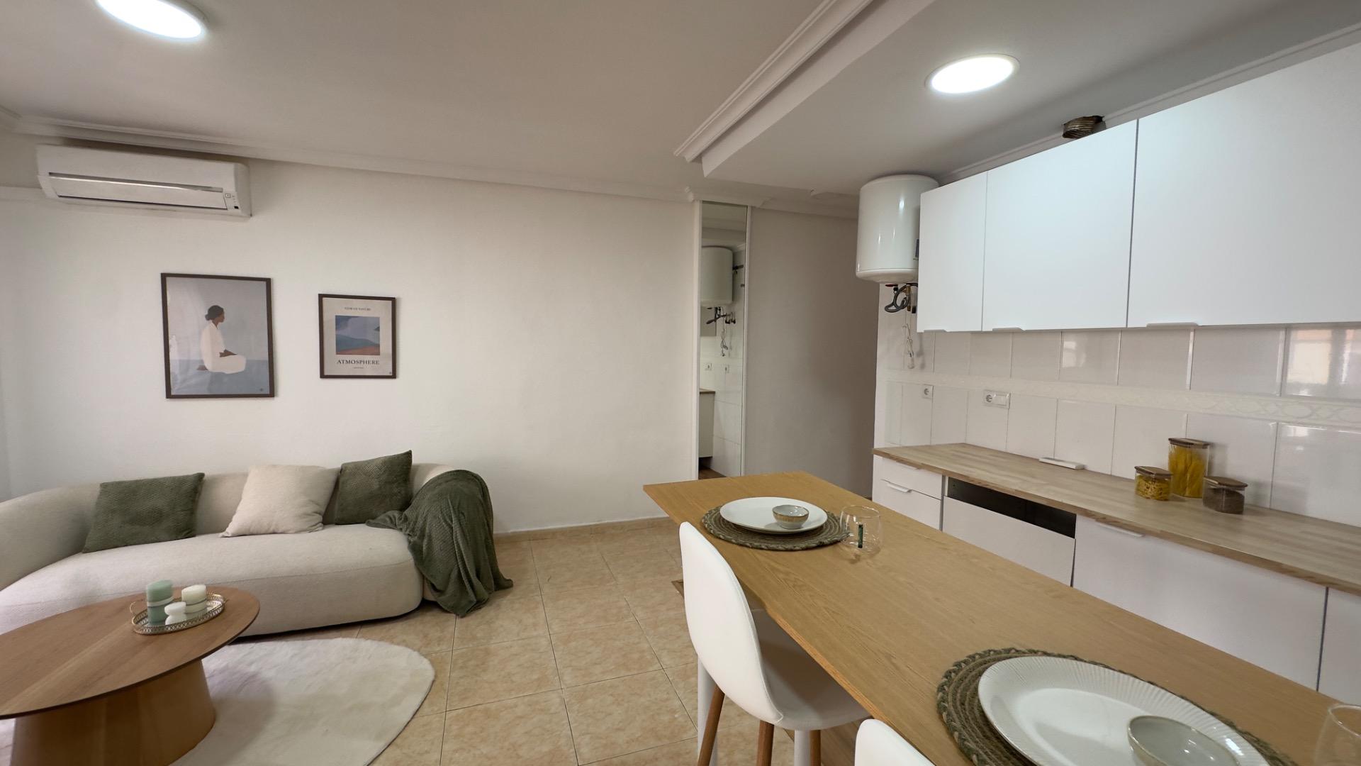 For sale - 2 Bedroom 1 Bathroom Apartment in Torrevieja - Centro  - Alicante