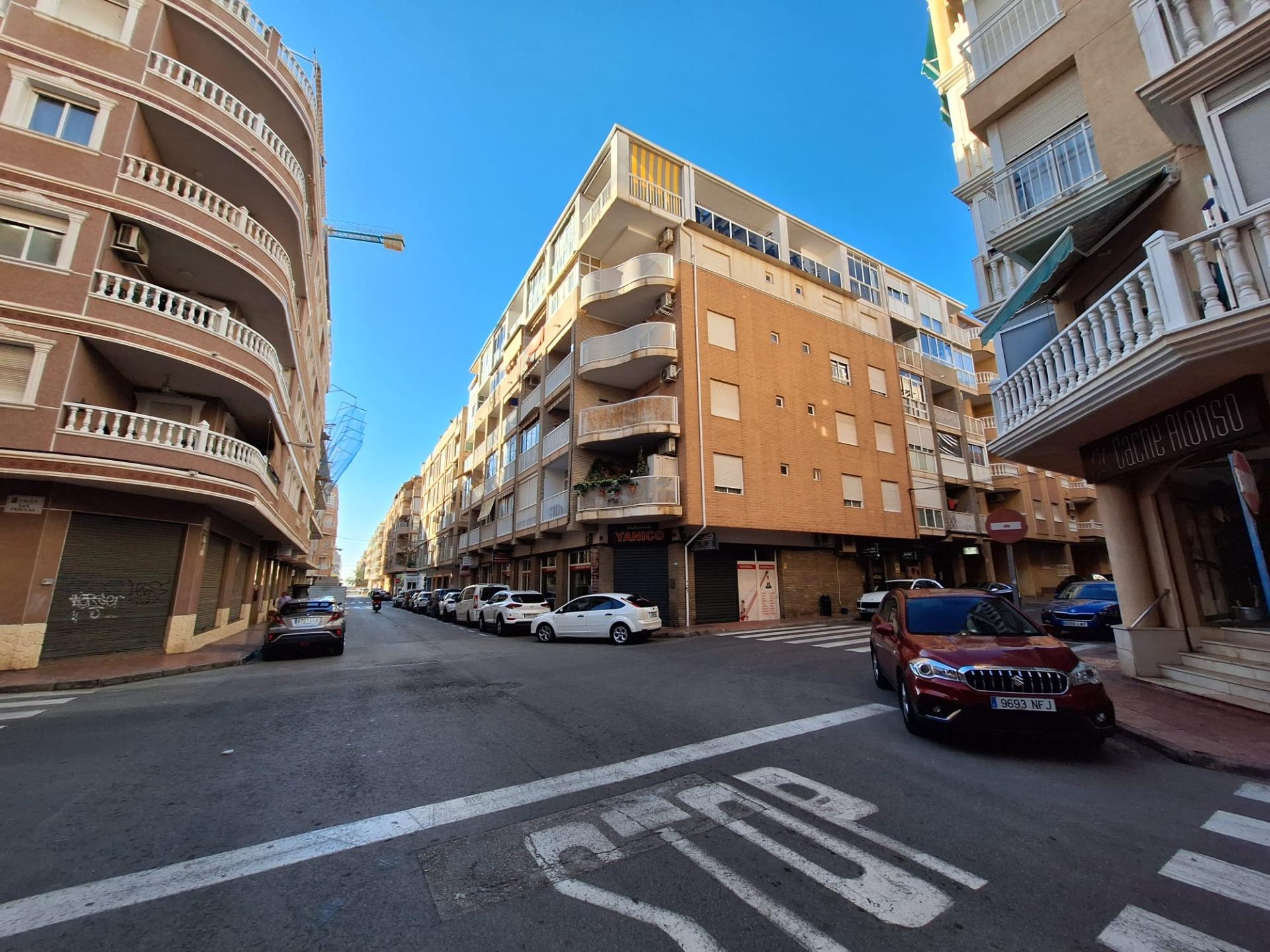 For sale - 3 Bedroom 2 Bathroom Apartment in Torrevieja - Centro  - Alicante