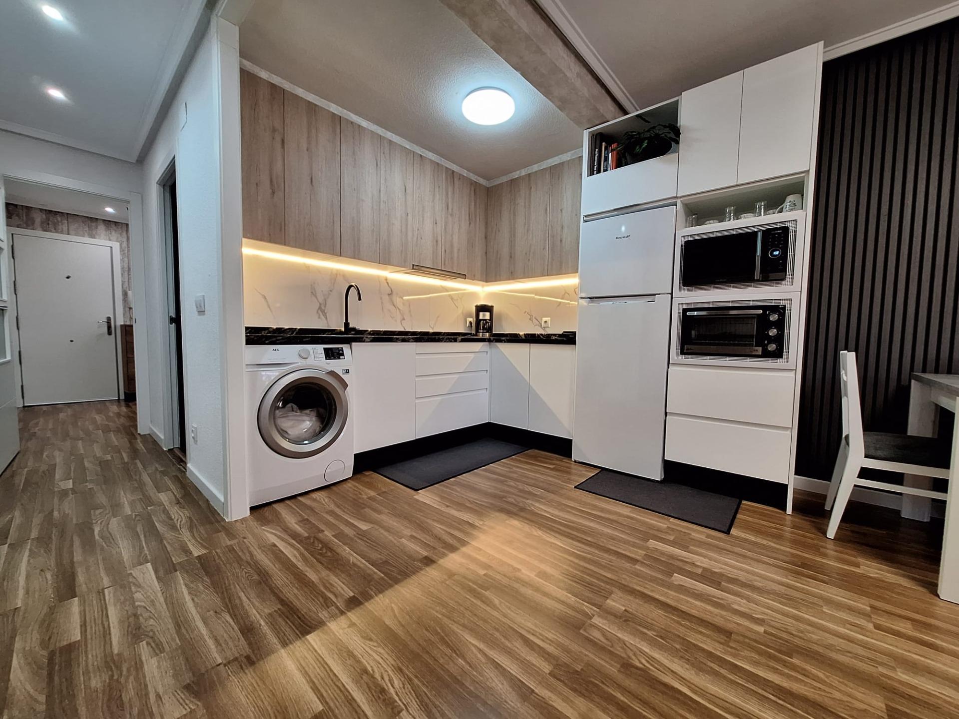 For sale - 3 Bedroom 2 Bathroom Apartment in Torrevieja - Centro  - Alicante