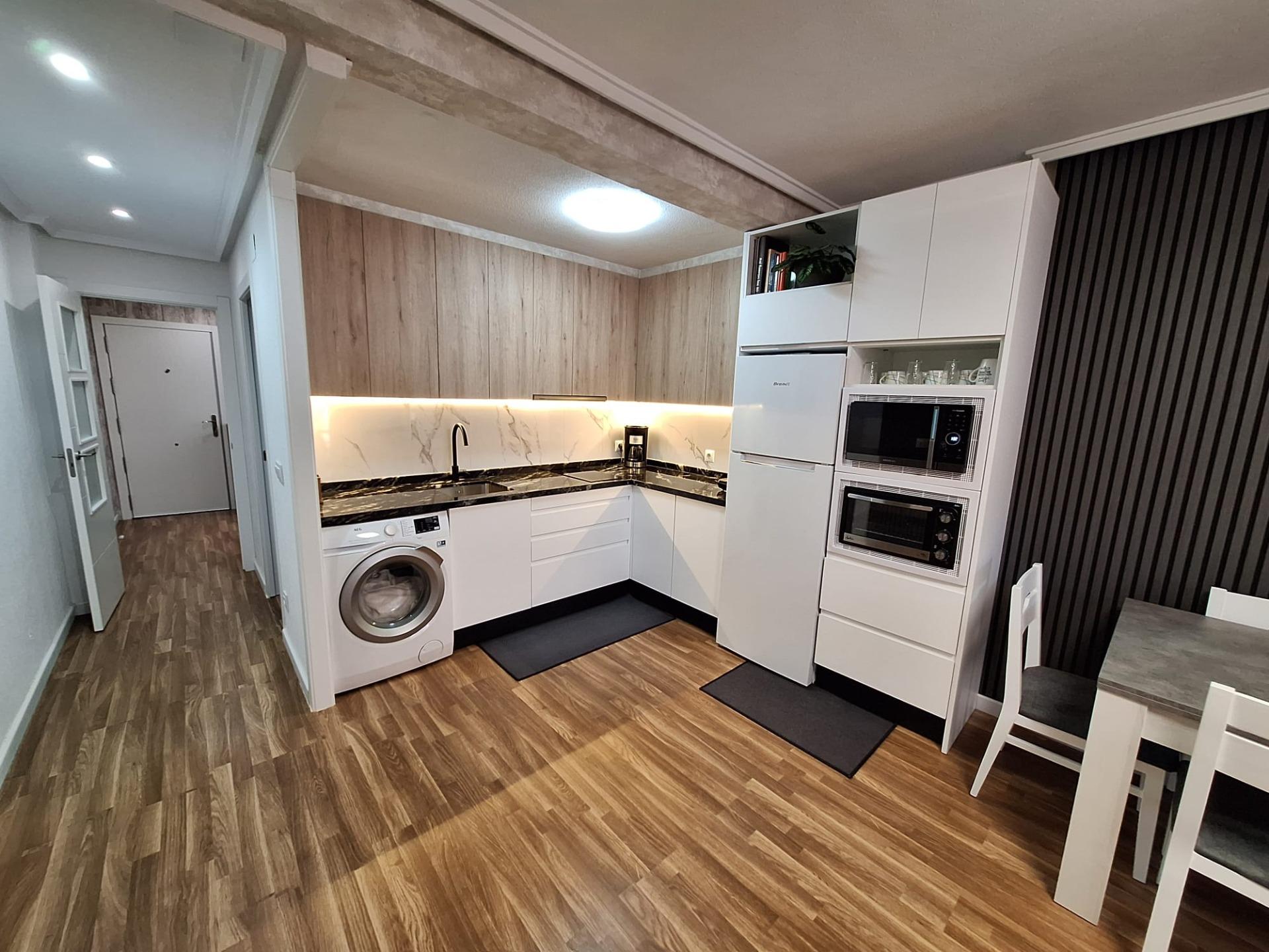 For sale - 3 Bedroom 2 Bathroom Apartment in Torrevieja - Centro  - Alicante