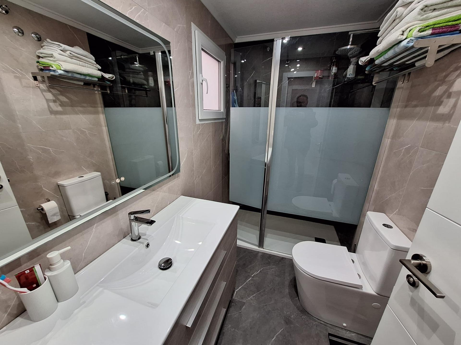 For sale - 3 Bedroom 2 Bathroom Apartment in Torrevieja - Centro  - Alicante