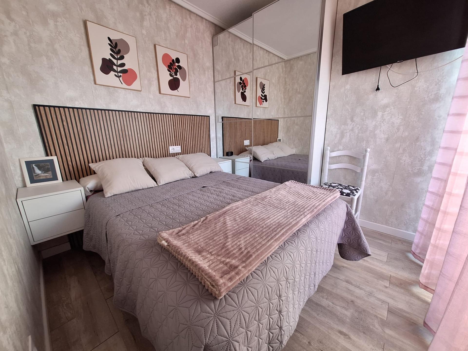 For sale - 3 Bedroom 2 Bathroom Apartment in Torrevieja - Centro  - Alicante