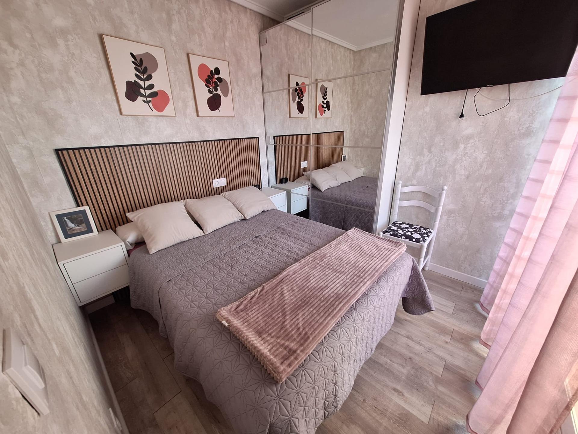 For sale - 3 Bedroom 2 Bathroom Apartment in Torrevieja - Centro  - Alicante
