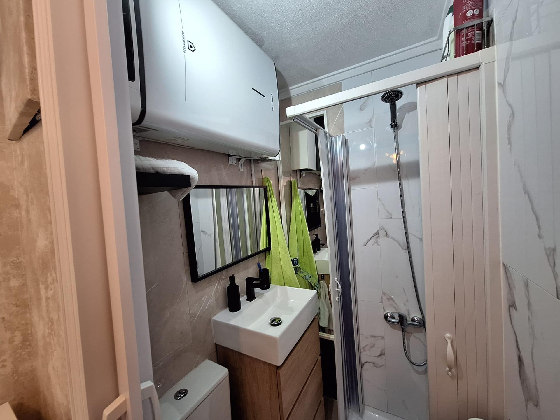 For sale - 3 Bedroom 2 Bathroom Apartment in Torrevieja - Centro  - Alicante