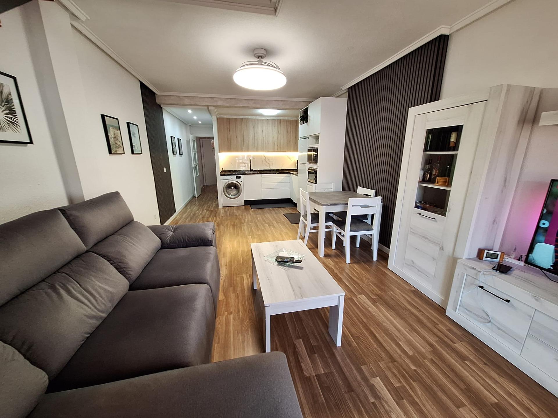 For sale - 3 Bedroom 2 Bathroom Apartment in Torrevieja - Centro  - Alicante