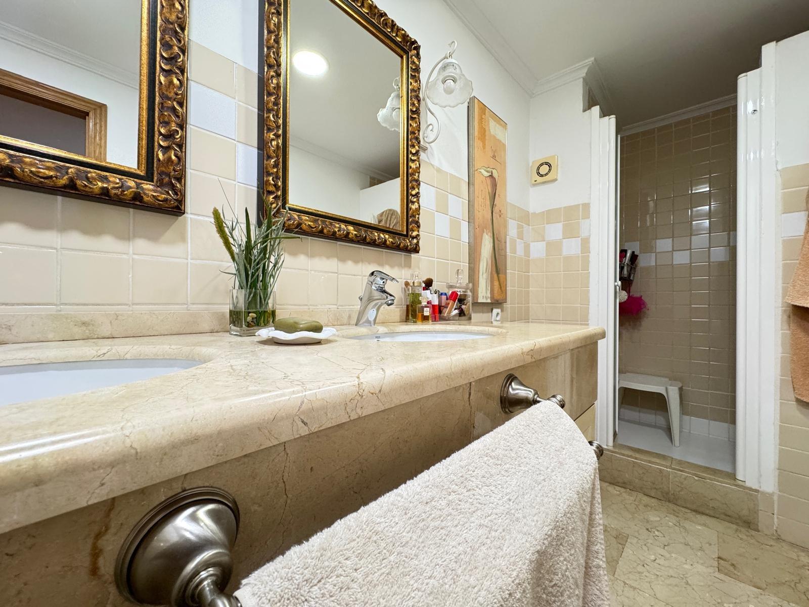 For sale - 4 Bedroom 3 Bathroom Apartment in Torrevieja - Torrevieja  - Alicante