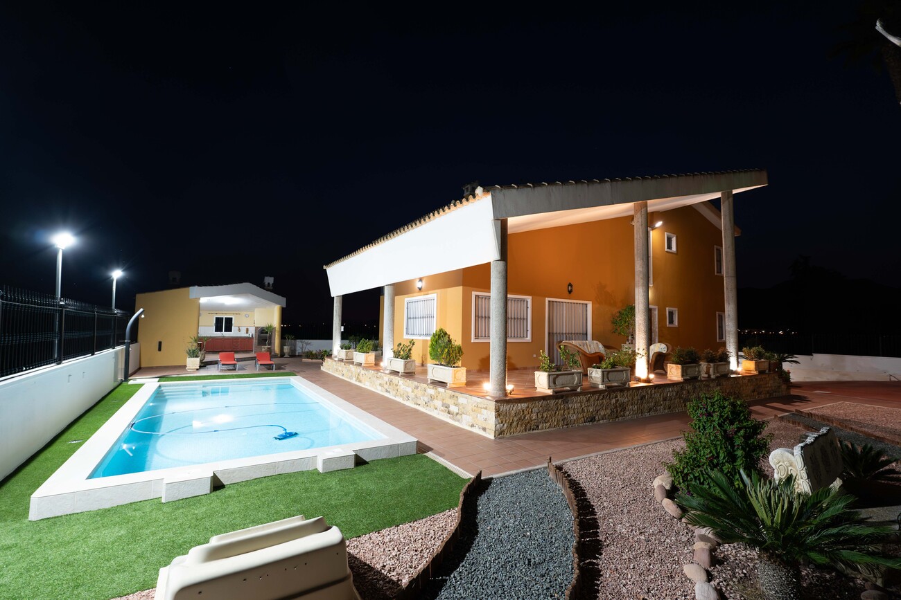 For sale - 5 Bedroom 3 Bathroom Finca in Orihuela - Inland  - Alicante