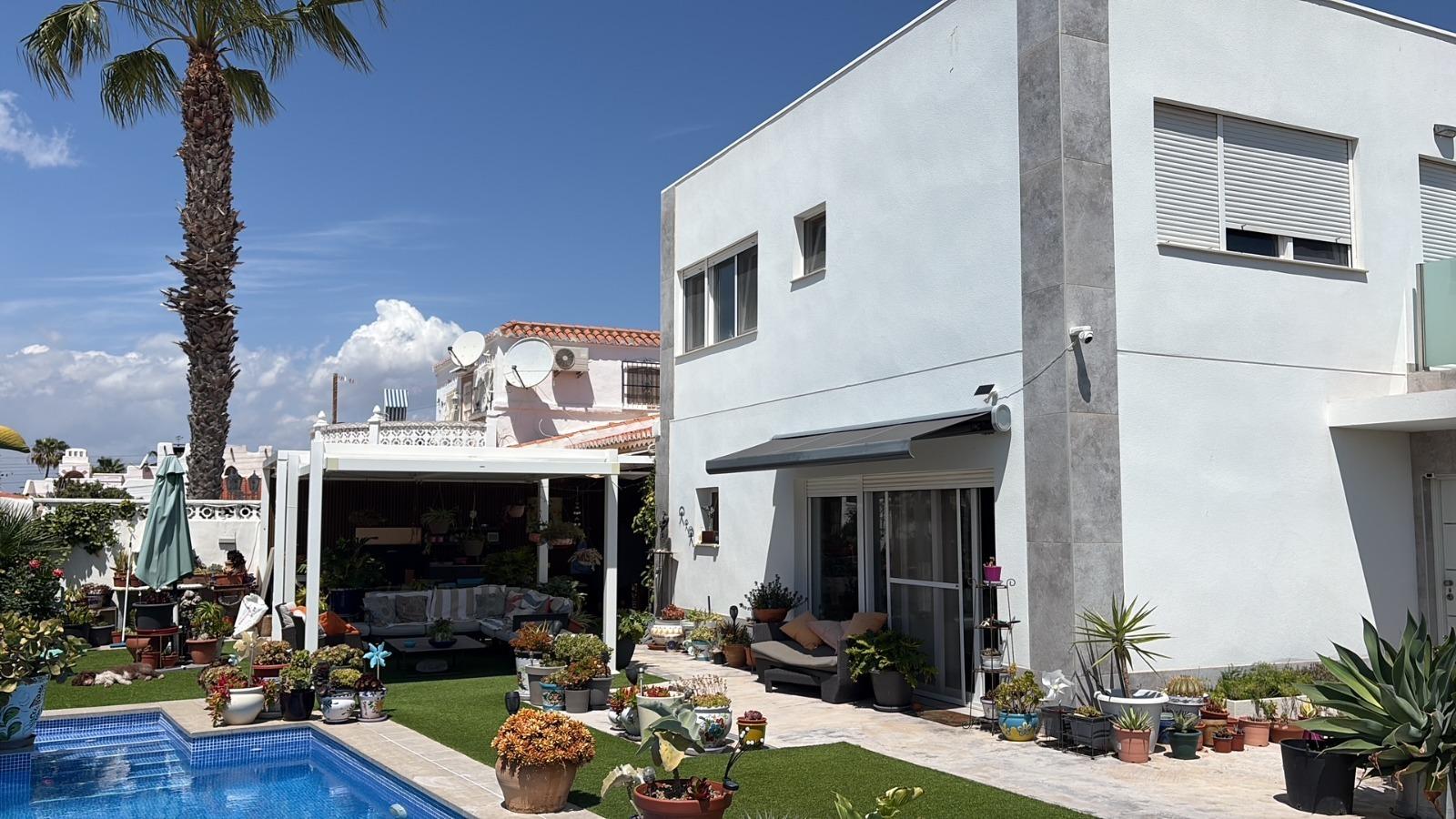 For sale - 2 Bedroom 1 Bathroom Villa in Torrevieja - La Siesta - El Salado - Torreta  - Alicante
