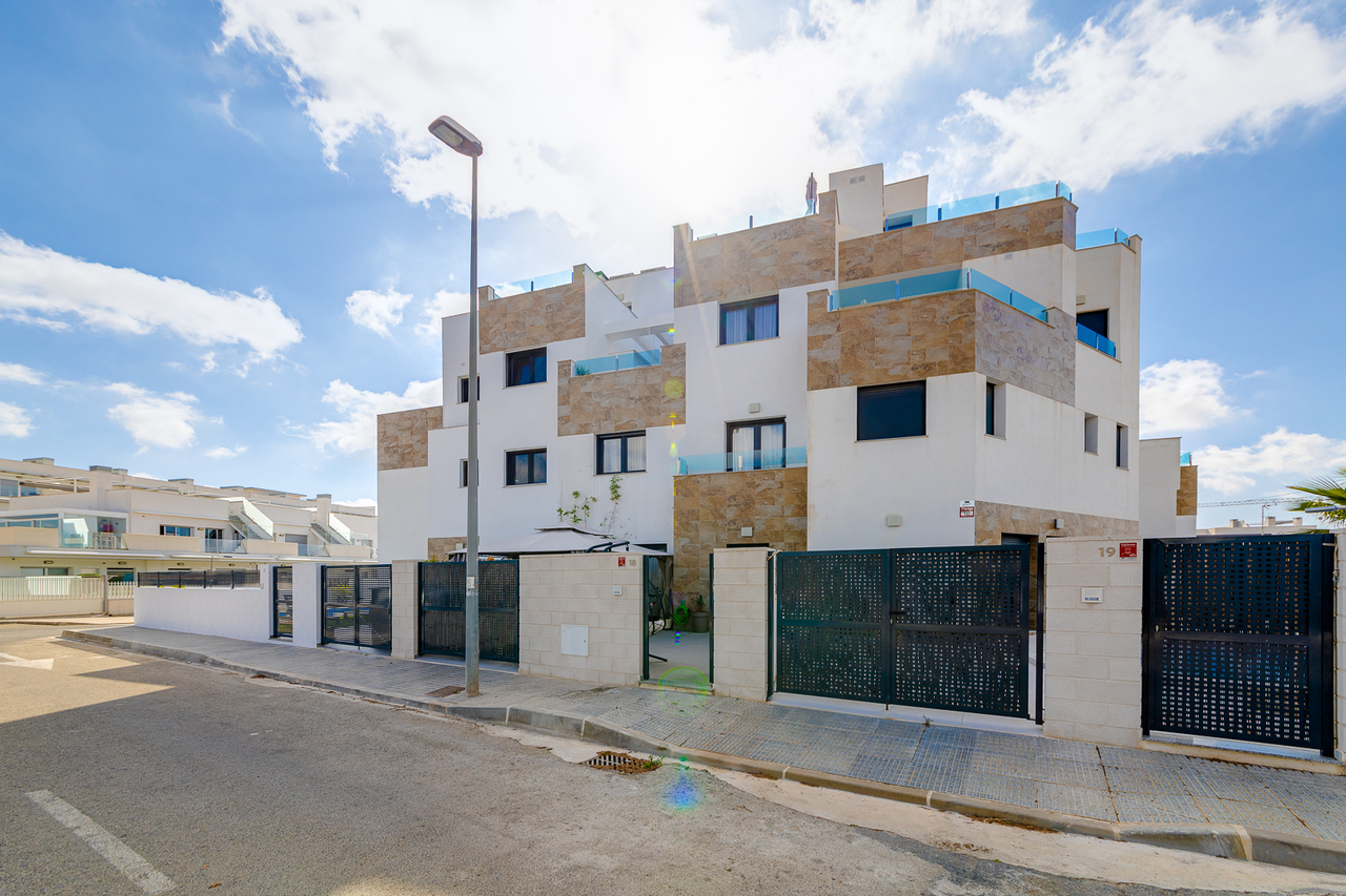 For sale - 3 Bedroom 3 Bathroom Town House in Villamartin - Costa Blanca  - Alicante
