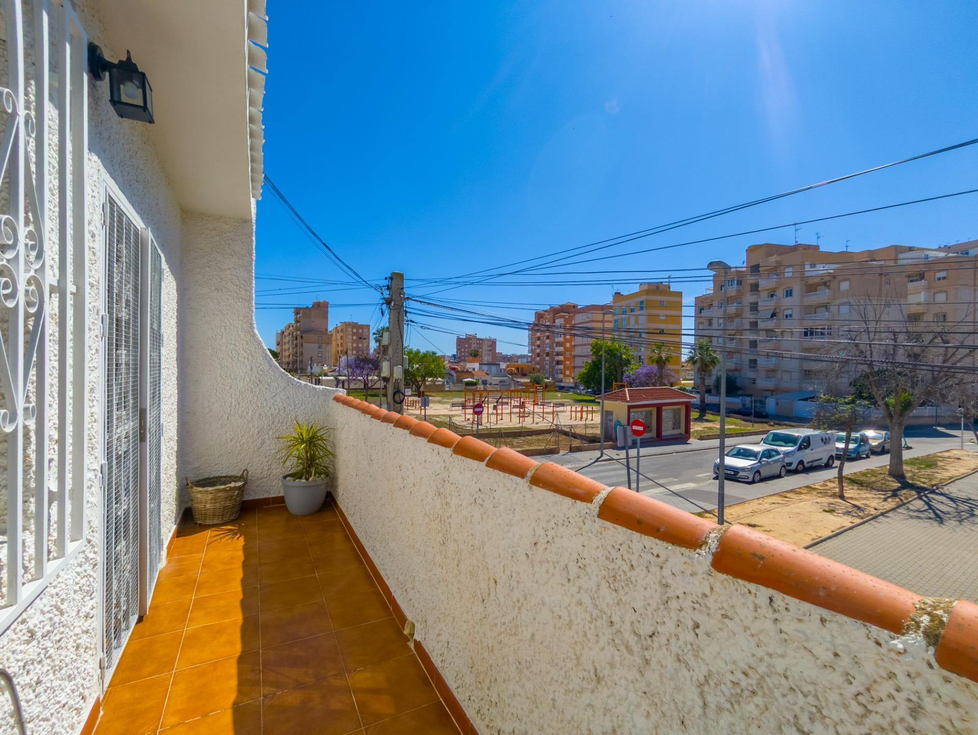 For sale - 3 Bedroom 2 Bathroom Town House in Torrevieja - Nueva Torrevieja  - Alicante