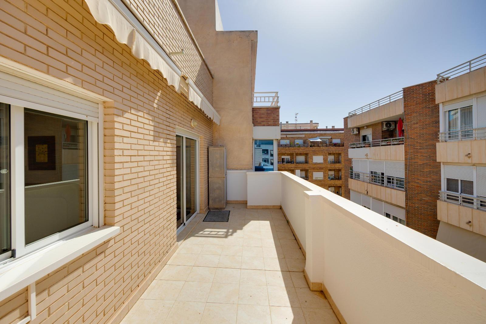 For sale - 3 Bedroom 2 Bathroom Penthouse in Torrevieja - Torrevieja  - Alicante