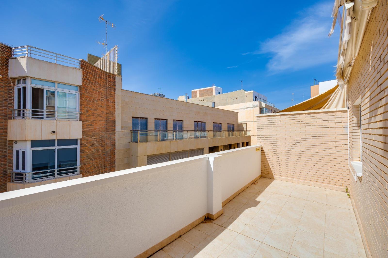 For sale - 3 Bedroom 2 Bathroom Penthouse in Torrevieja - Torrevieja  - Alicante