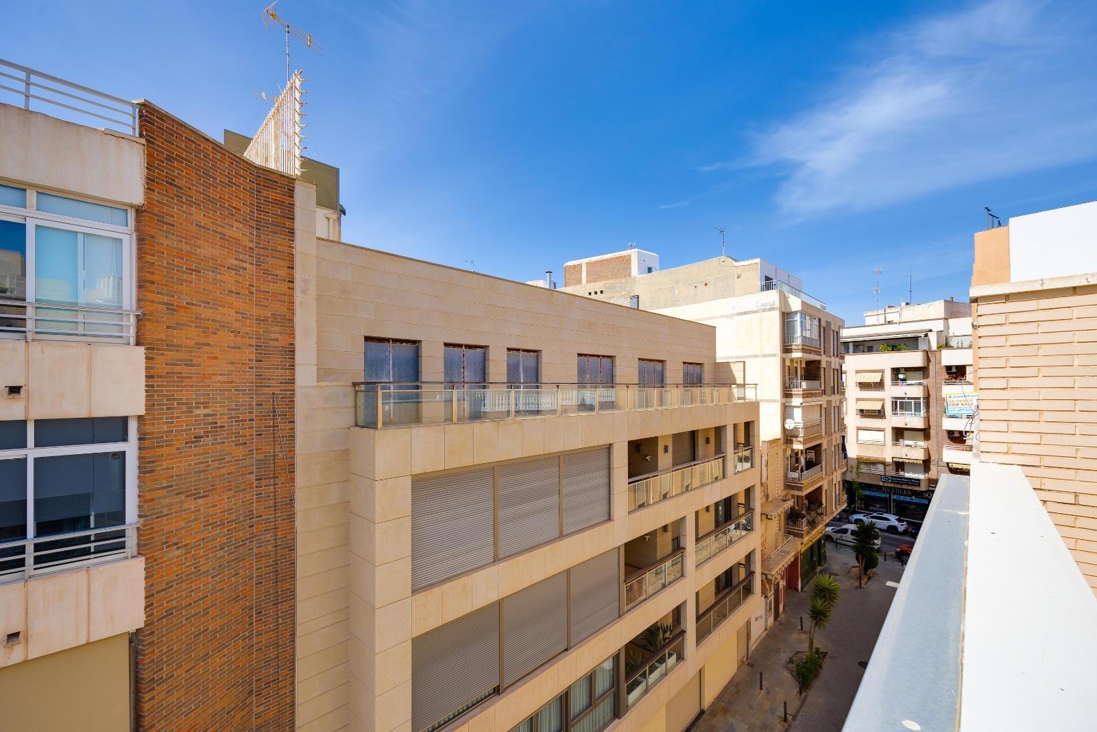 For sale - 3 Bedroom 2 Bathroom Penthouse in Torrevieja - Torrevieja  - Alicante