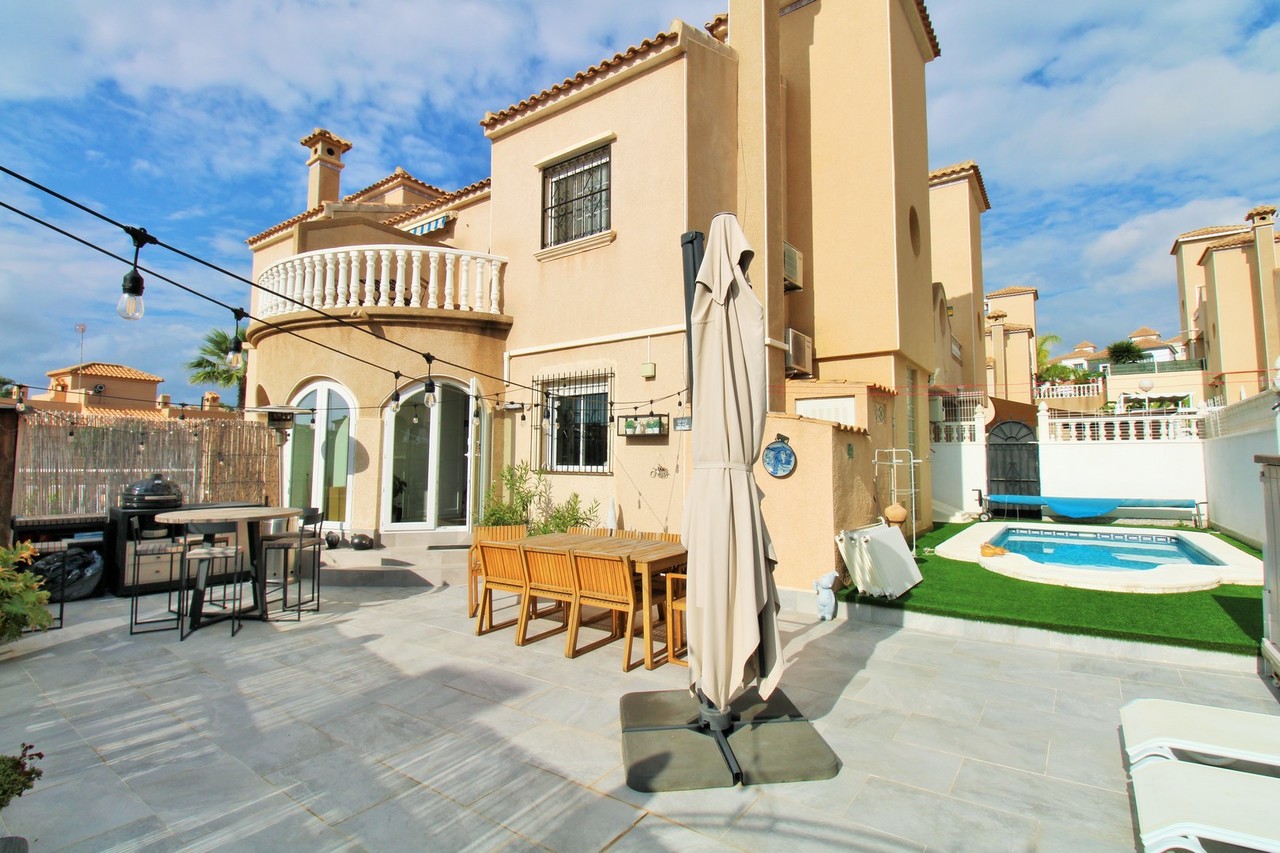 For sale - 2 Bedroom 2 Bathroom Town House in Villamartin - Costa Blanca  - Alicante