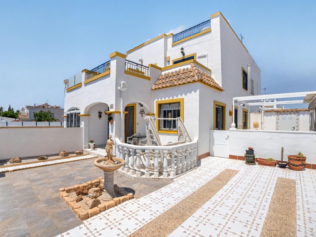 3 Bedroom 2 Bathroom Townhouse in Torrevieja