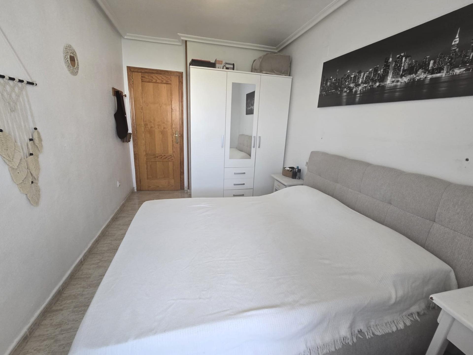 For sale - 3 Bedroom 1 Bathroom Apartment in Torrevieja - Playa De Los Locos  - Alicante