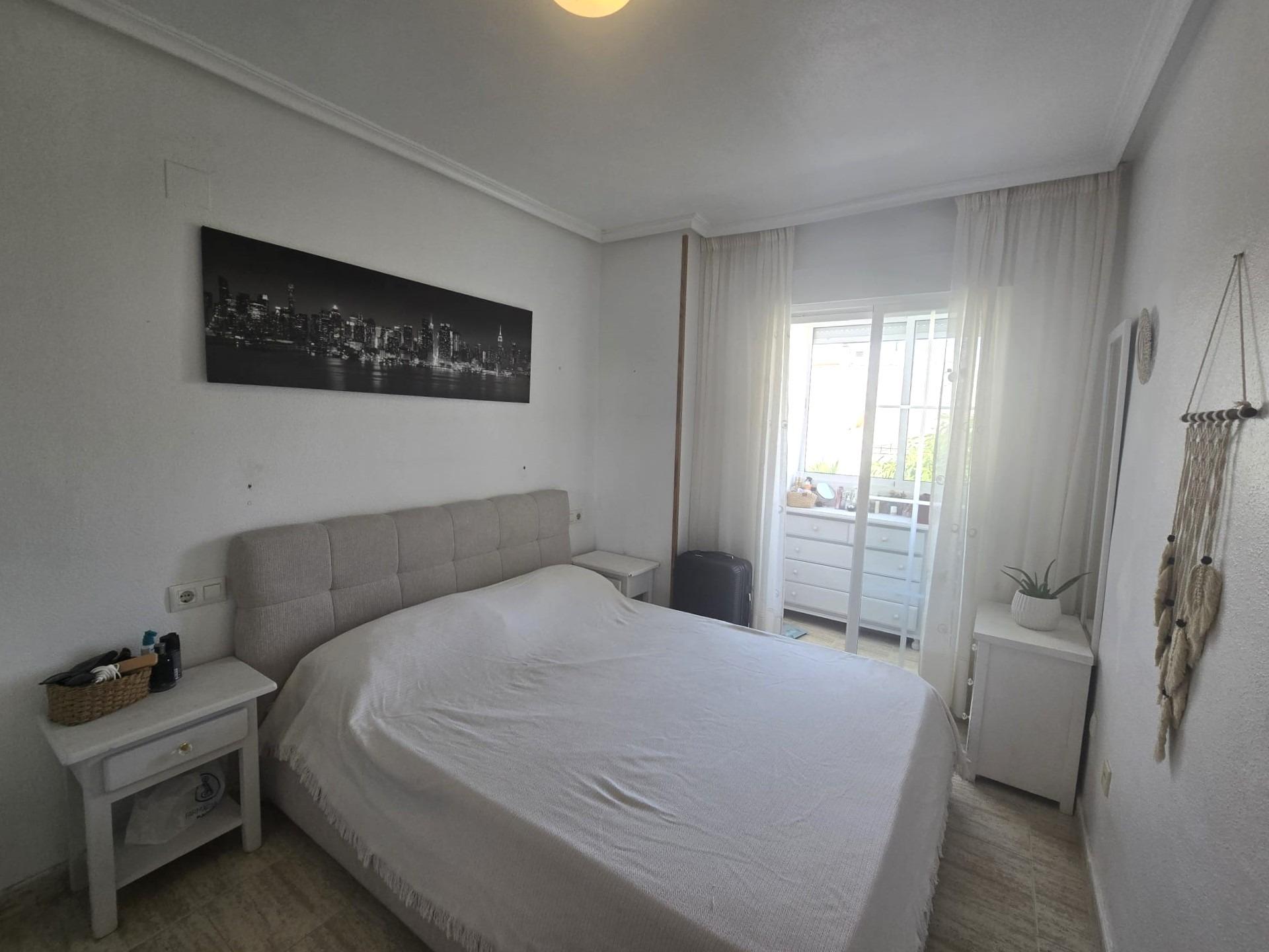 For sale - 3 Bedroom 1 Bathroom Apartment in Torrevieja - Playa De Los Locos  - Alicante
